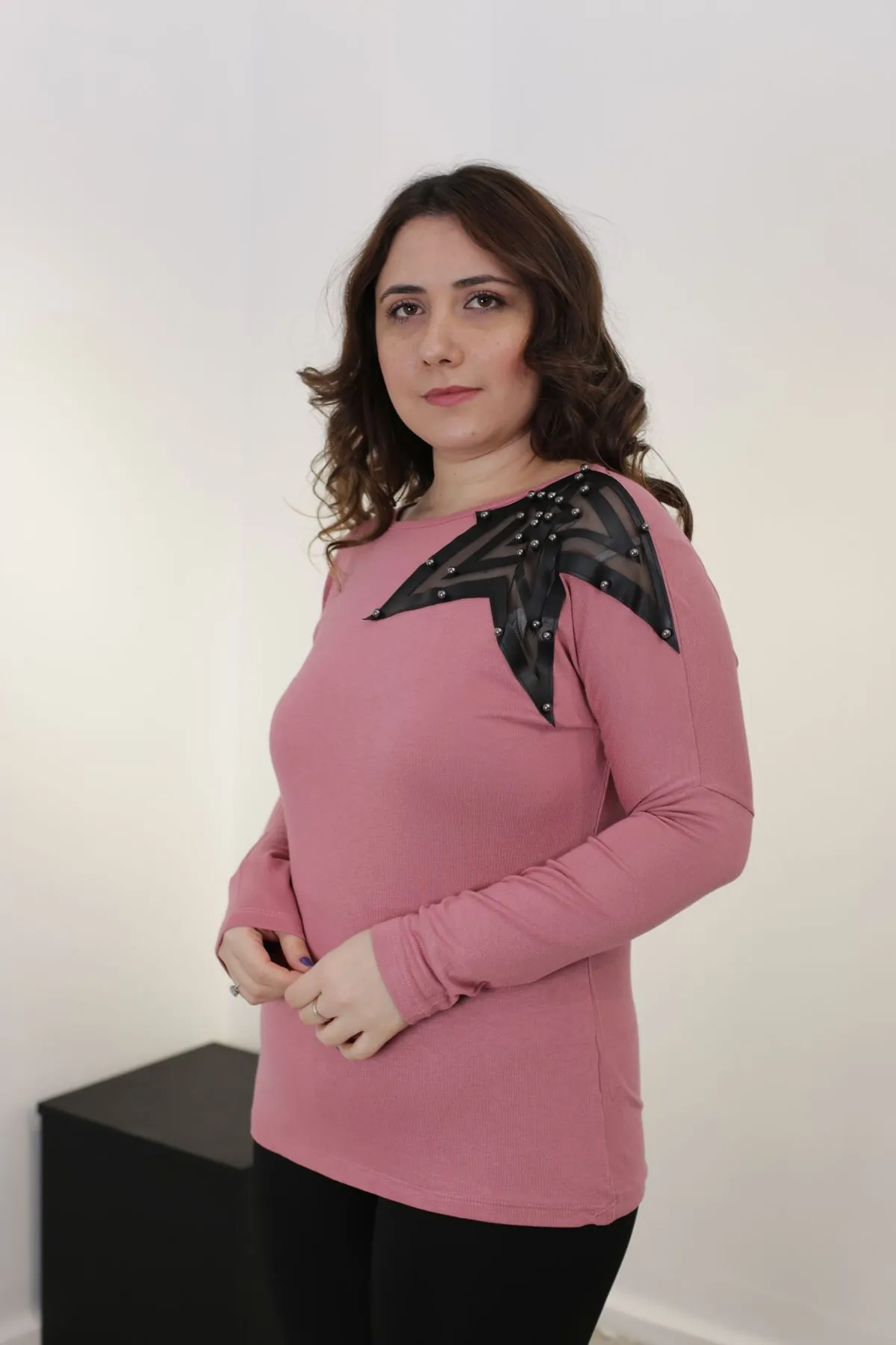RENKTE YAKASI YILDIZ APLİKELİ PUDRA BLUZ