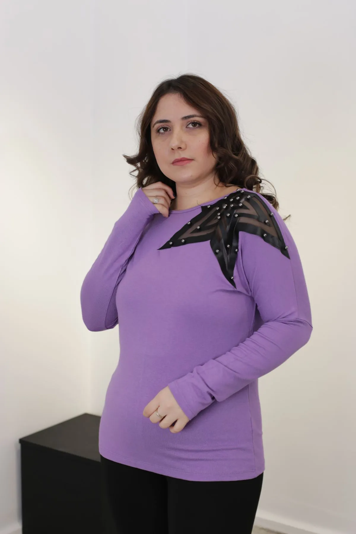 RENKTE YAKASI YILDIZ APLİKELİ LİLA BLUZ