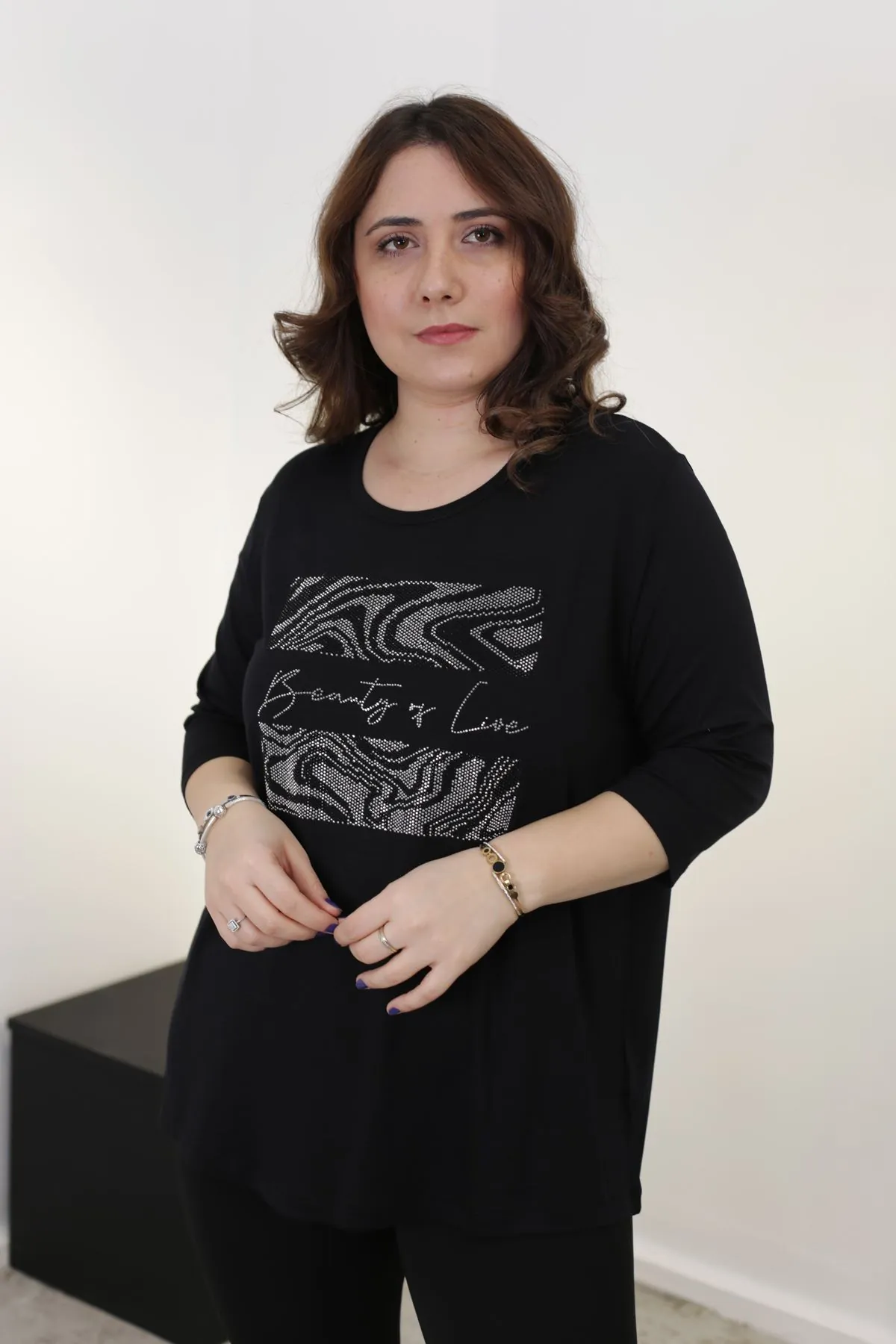RENKTE TAŞLI KAPRİ KOL GENİŞ KESİM SİYAH BLUZ