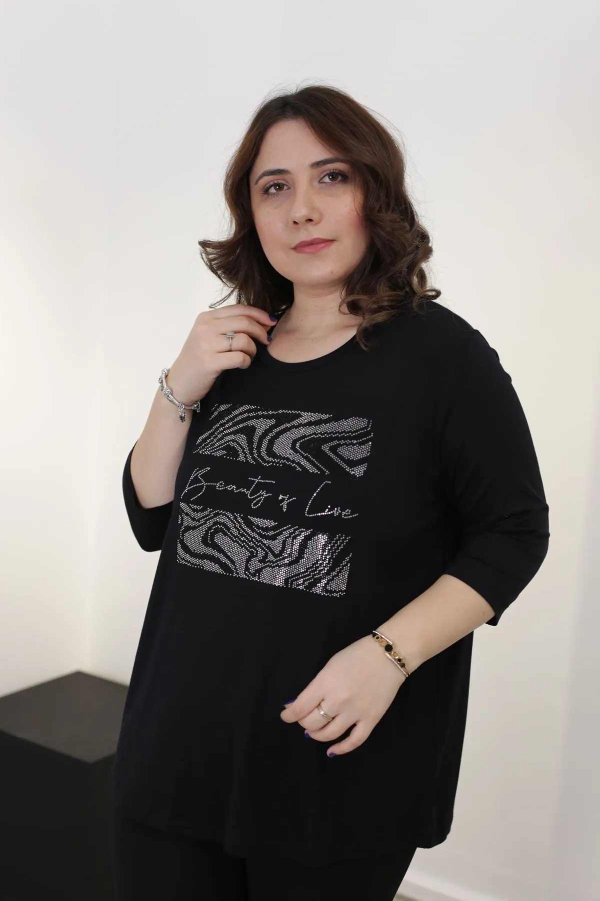 RENKTE TAŞLI KAPRİ KOL GENİŞ KESİM SİYAH BLUZ