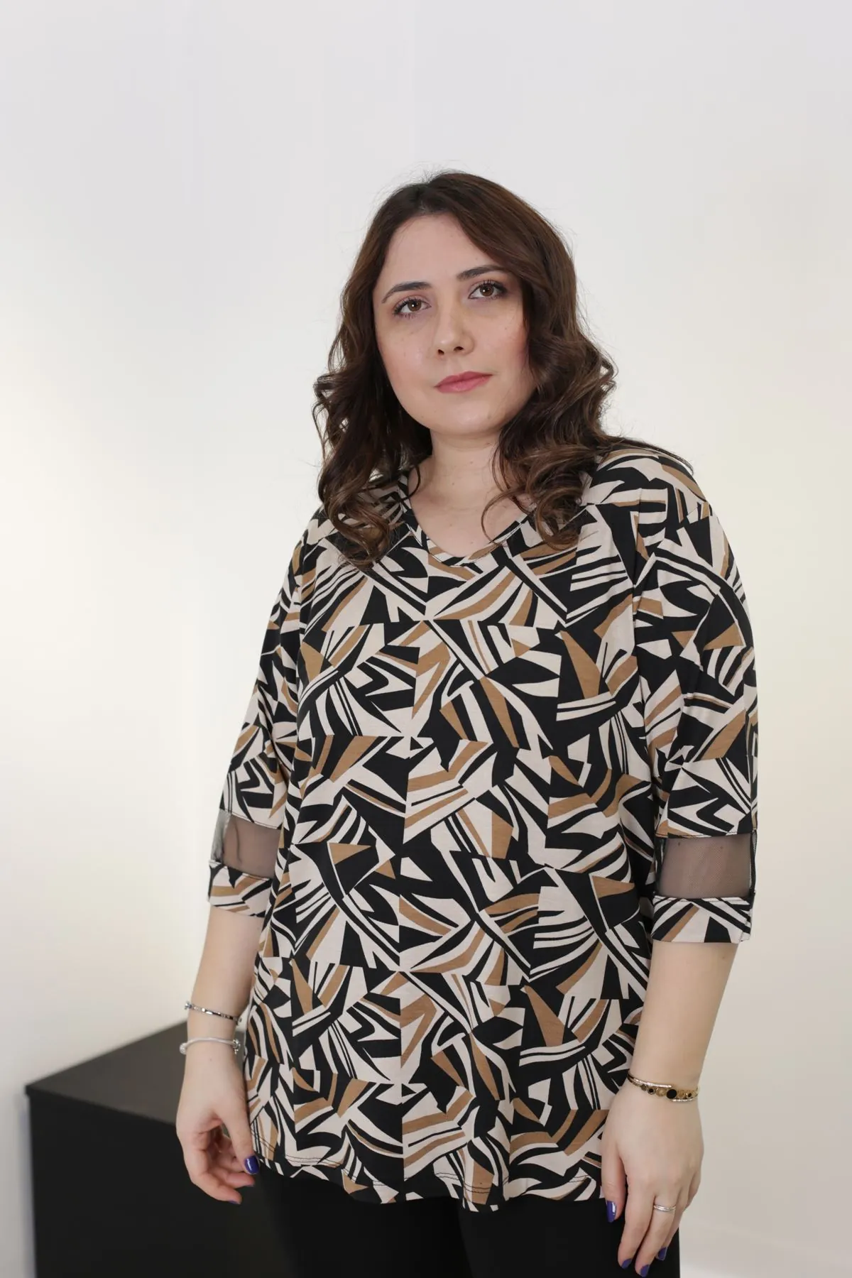 RENKTE KOLLARI TÜLLÜ DESENLİ GENİŞ KESİM BLUZ