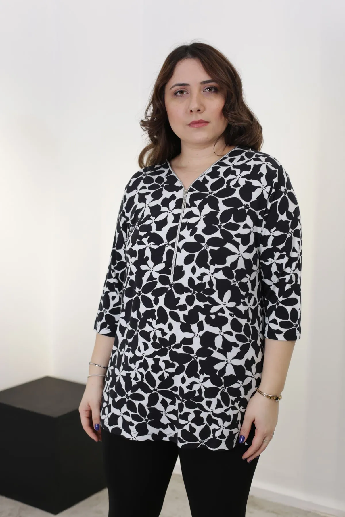 RENKTE FERMUARLI DESENLİ GENİŞ KESİM BLUZ