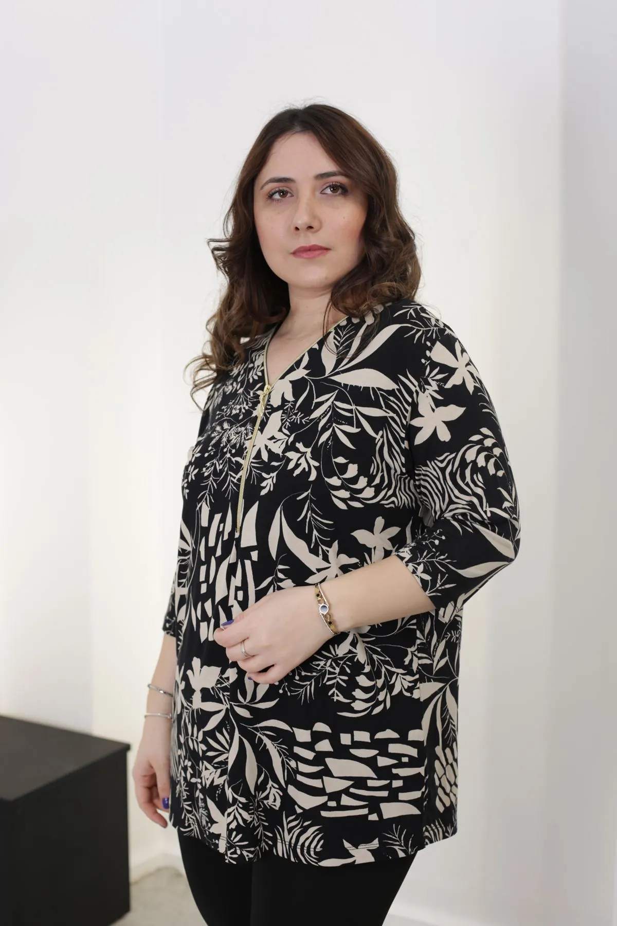 RENKTE FERMUARLI DESENLİ GENİŞ KESİM BLUZ