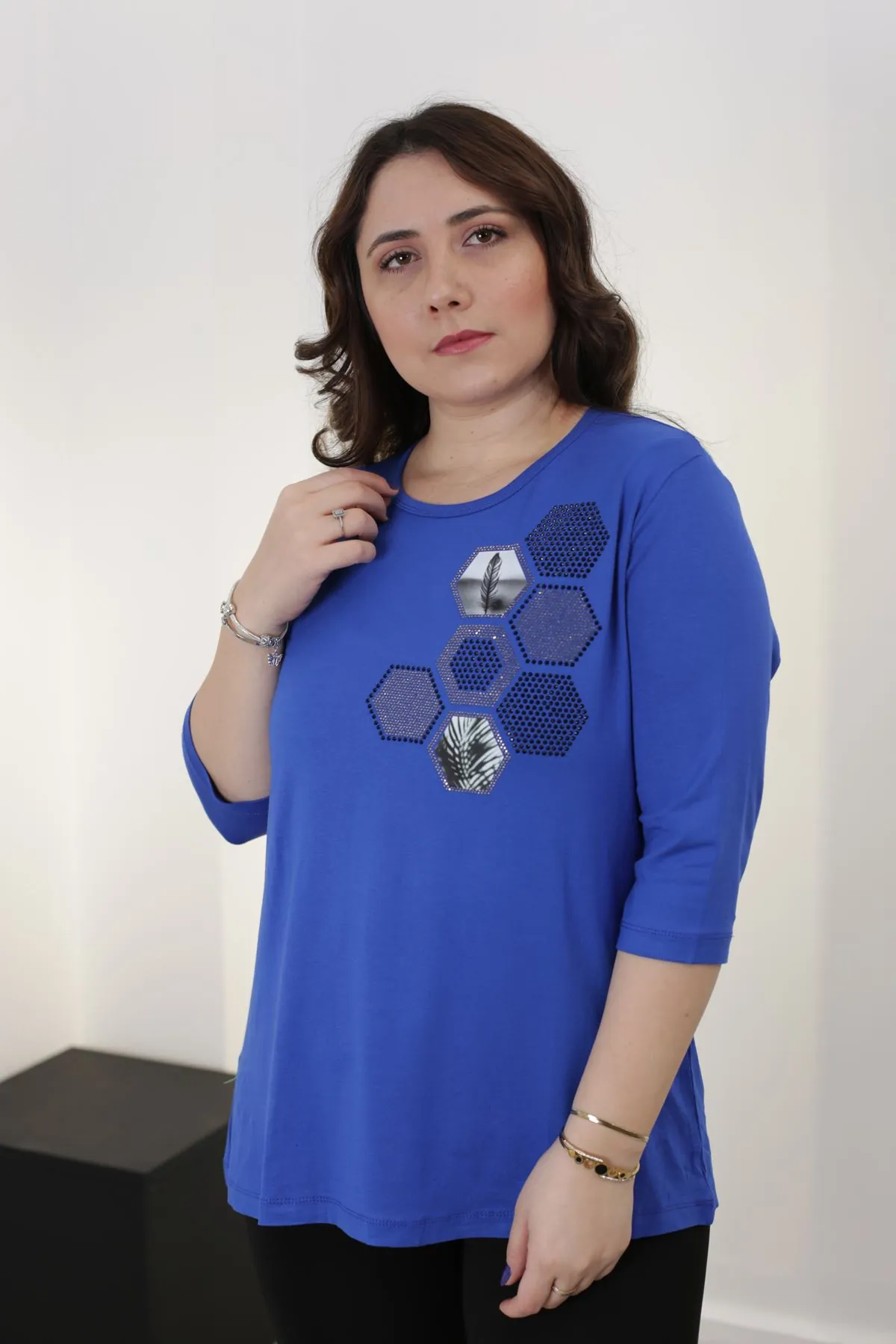 RENKTE KAPRİ KOL TAŞ İŞLEME GENİŞ KESİM MAVİ BLUZ