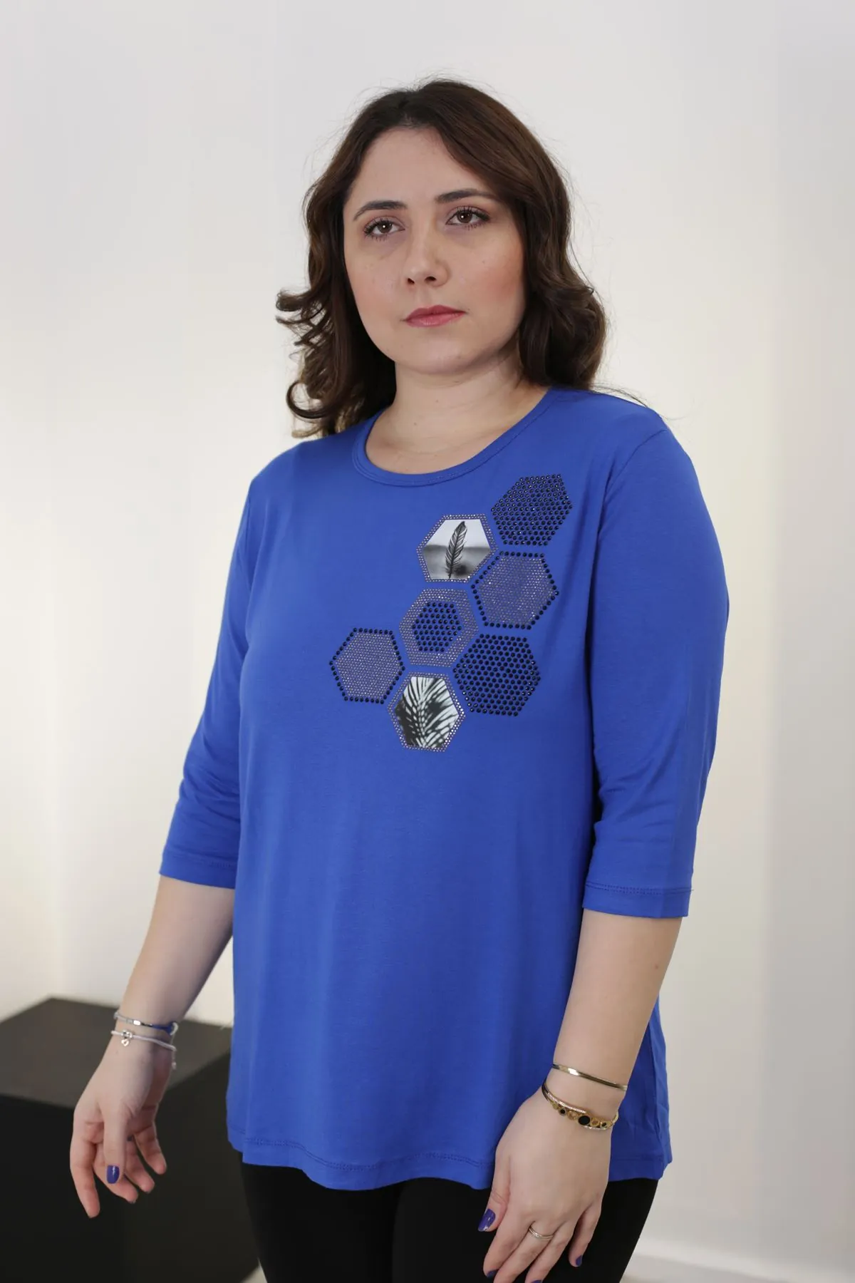 RENKTE KAPRİ KOL TAŞ İŞLEME GENİŞ KESİM MAVİ BLUZ