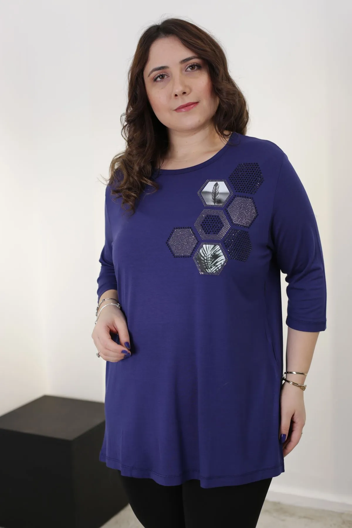 RENKTE KAPRİ KOL TAŞ İŞLEME GENİŞ KESİM LACİVERT BLUZ