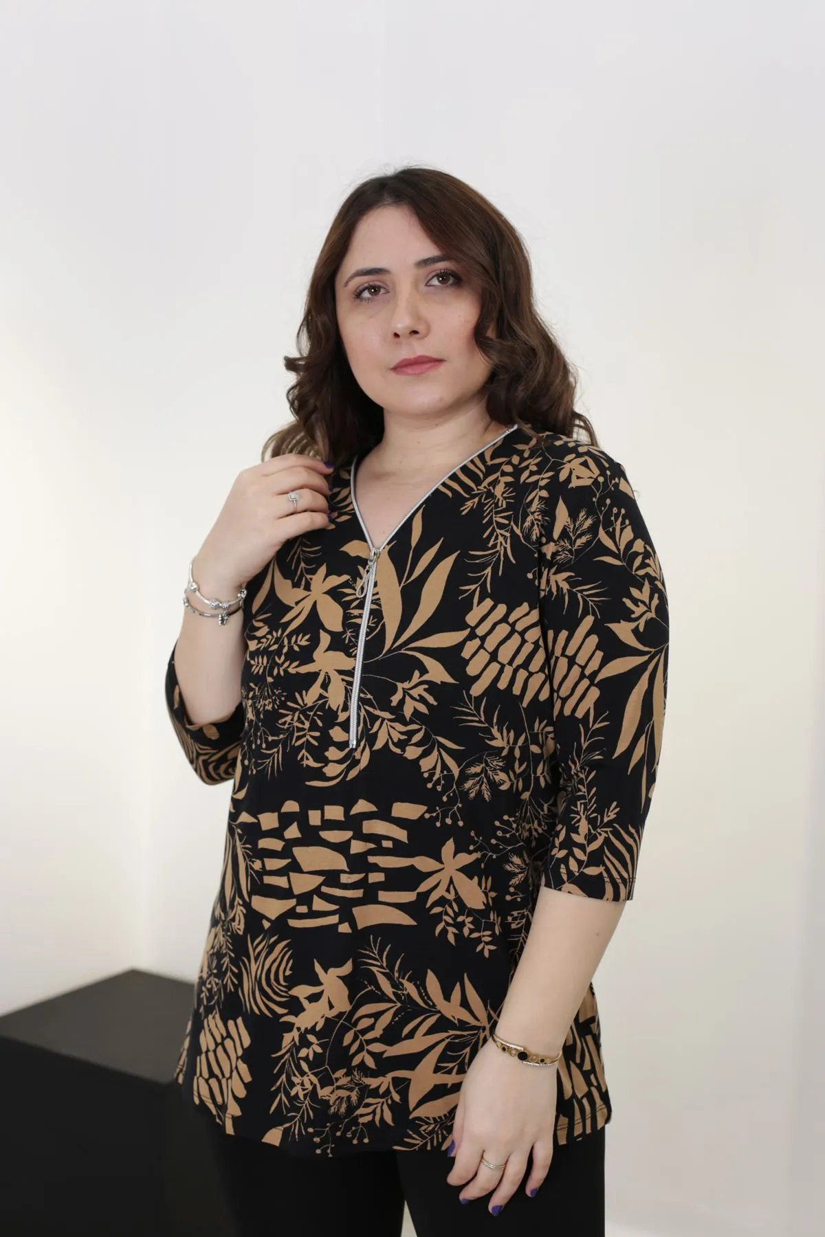 RENKTE FERMUARLI DESENLİ GENİŞ KESİM BLUZ