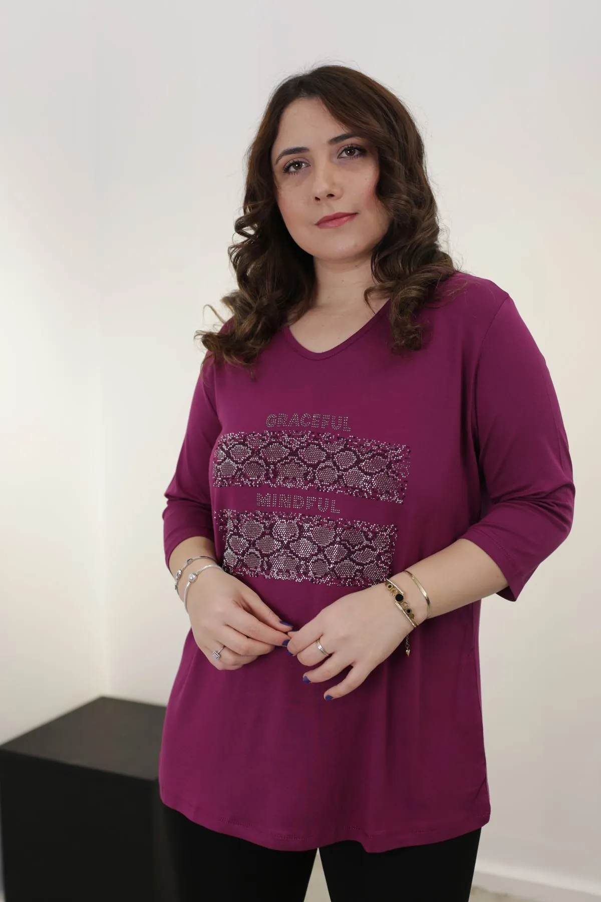 RENKTE DESENLİ TAŞLI GENİŞ KESİM MOR BLUZ