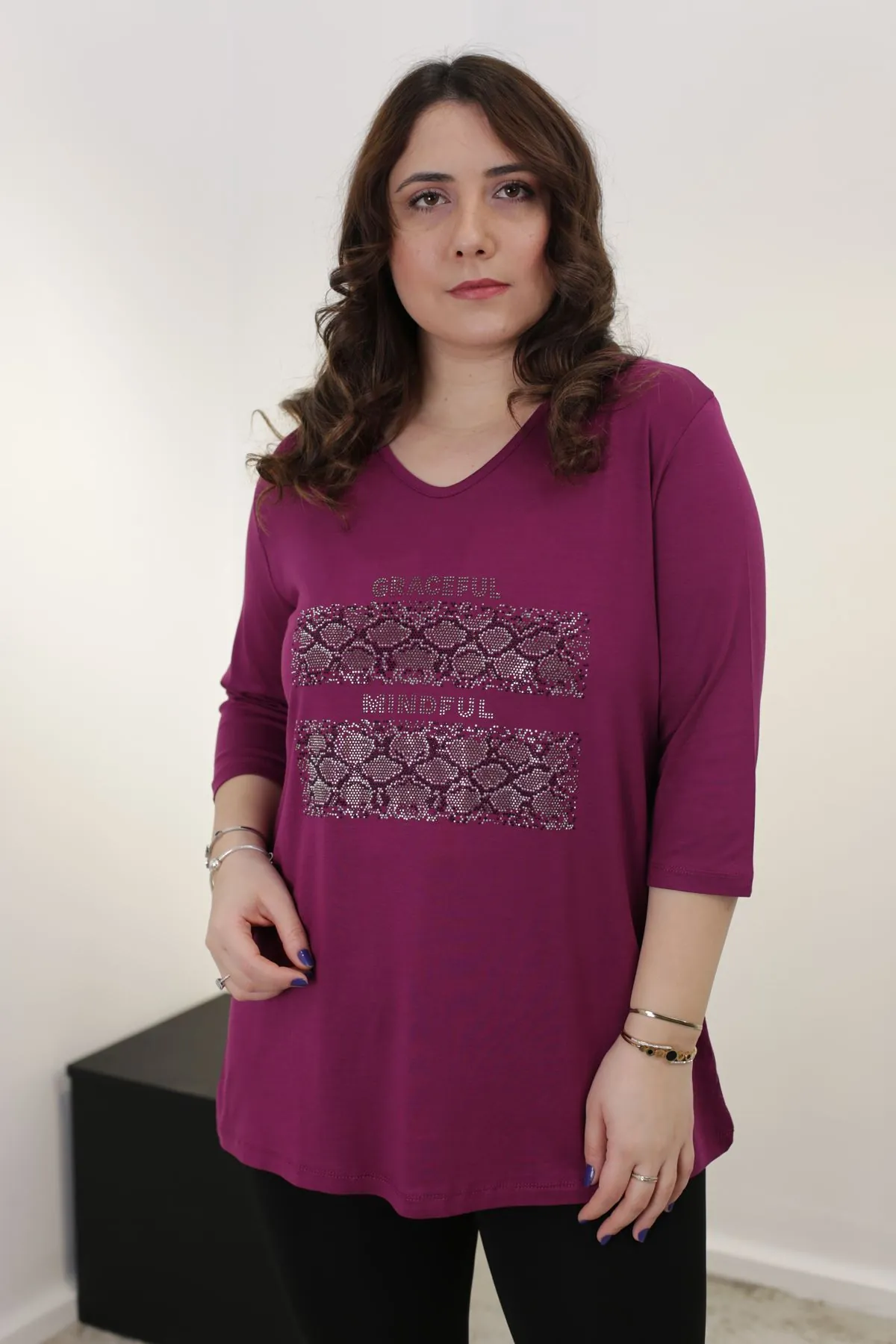 RENKTE DESENLİ TAŞLI GENİŞ KESİM MOR BLUZ