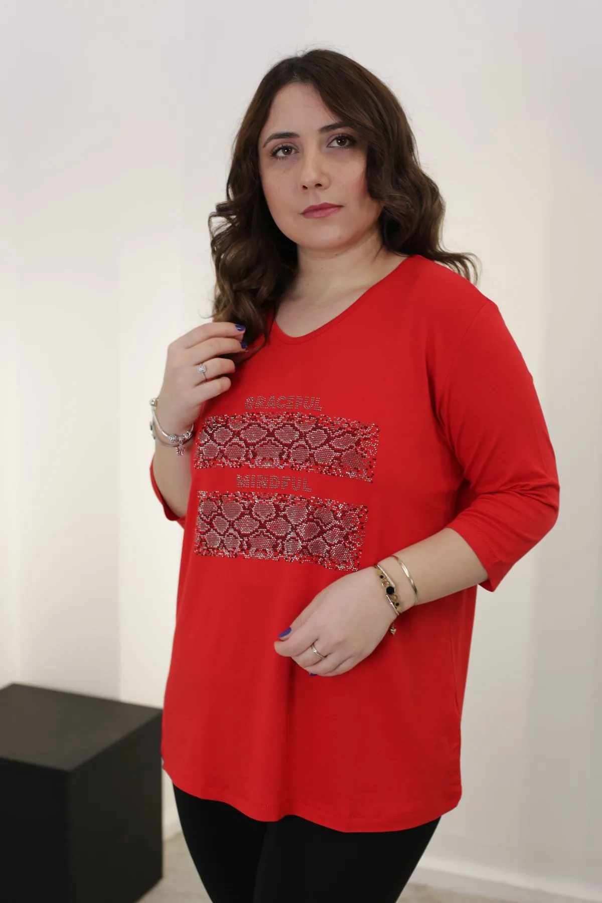 RENKTE DESENLİ TAŞLI GENİŞ KESİM KIRMIZI BLUZ
