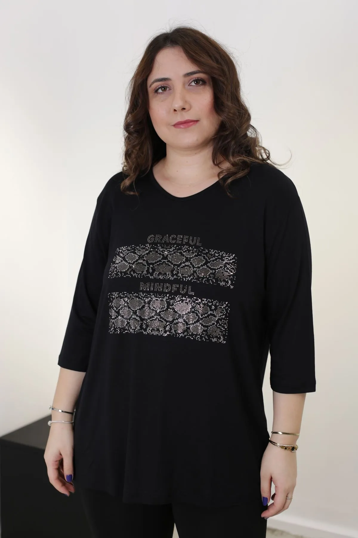 RENKTE DESENLİ TAŞLI GENİŞ KESİM SİYAH BLUZ