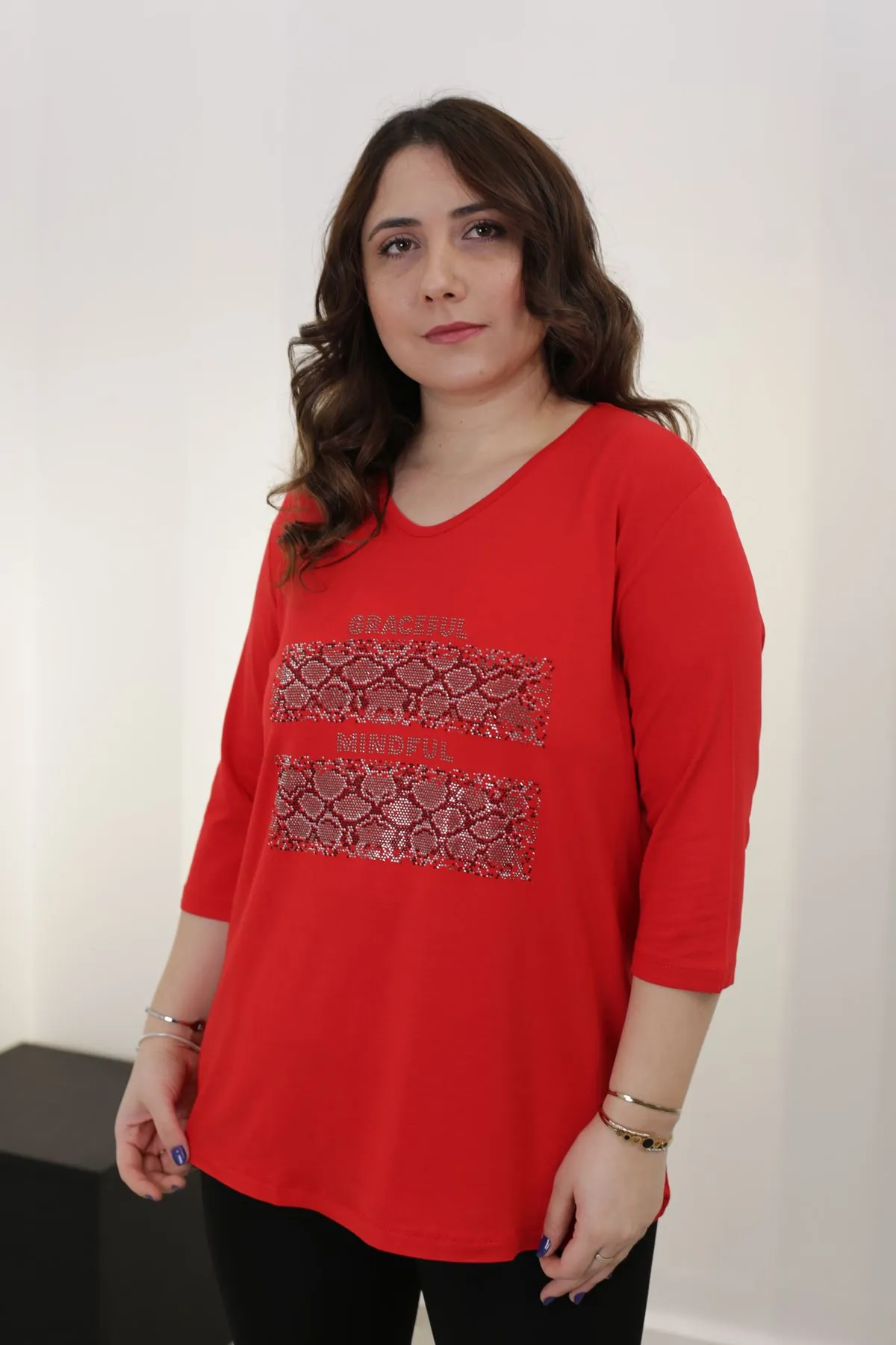 RENKTE DESENLİ TAŞLI GENİŞ KESİM KIRMIZI BLUZ