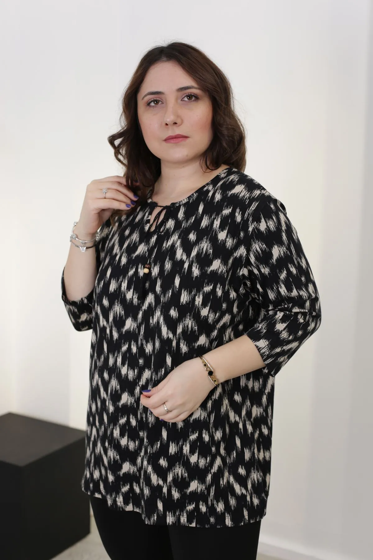 RENKTE YAKASI PÜSKÜLLÜ GENİŞ KESİM DESENLİ KAPRİ KOL BLUZ
