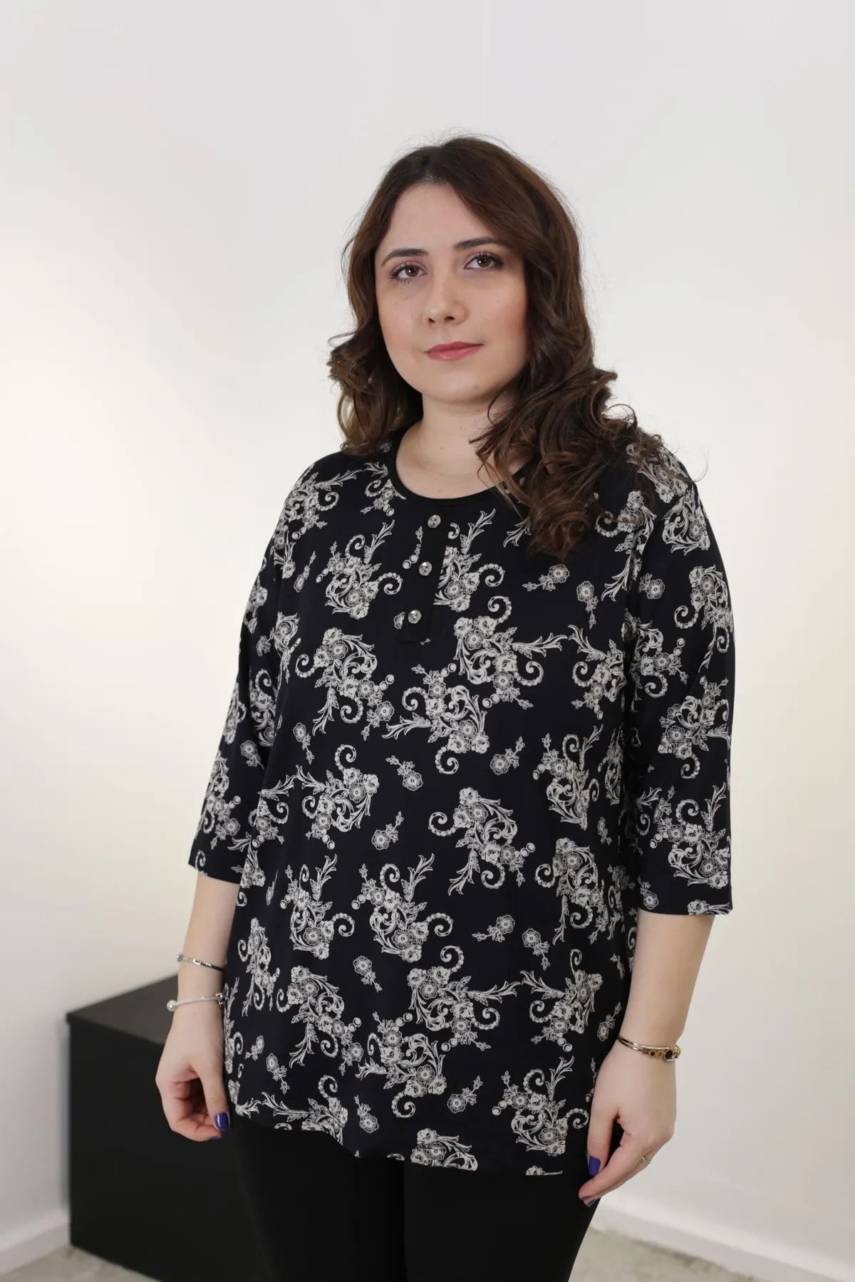 RENKTE DESENLİ KAPRİ KOL ESNEK PENYE BLUZ