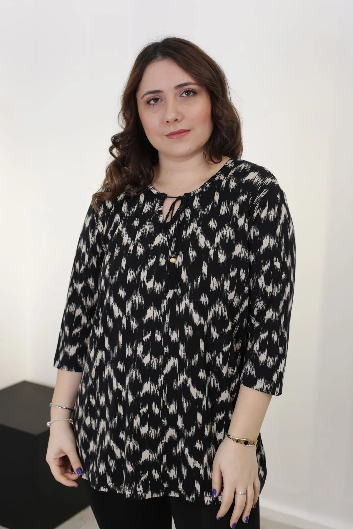 RENKTE YAKASI PÜSKÜLLÜ GENİŞ KESİM DESENLİ KAPRİ KOL BLUZ