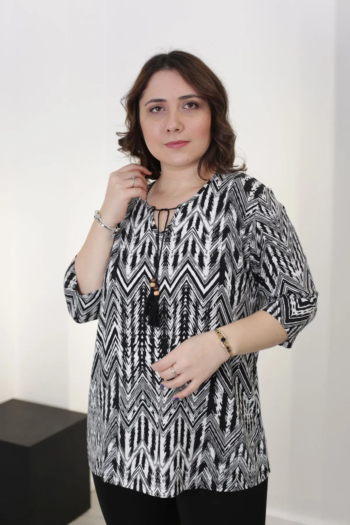 RENKTE YAKASI PÜSKÜLLÜ GENİŞ KESİM DESENLİ KAPRİ KOL BLUZ