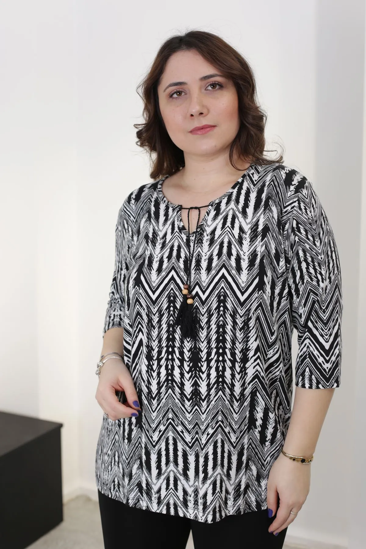 RENKTE YAKASI PÜSKÜLLÜ GENİŞ KESİM DESENLİ KAPRİ KOL BLUZ