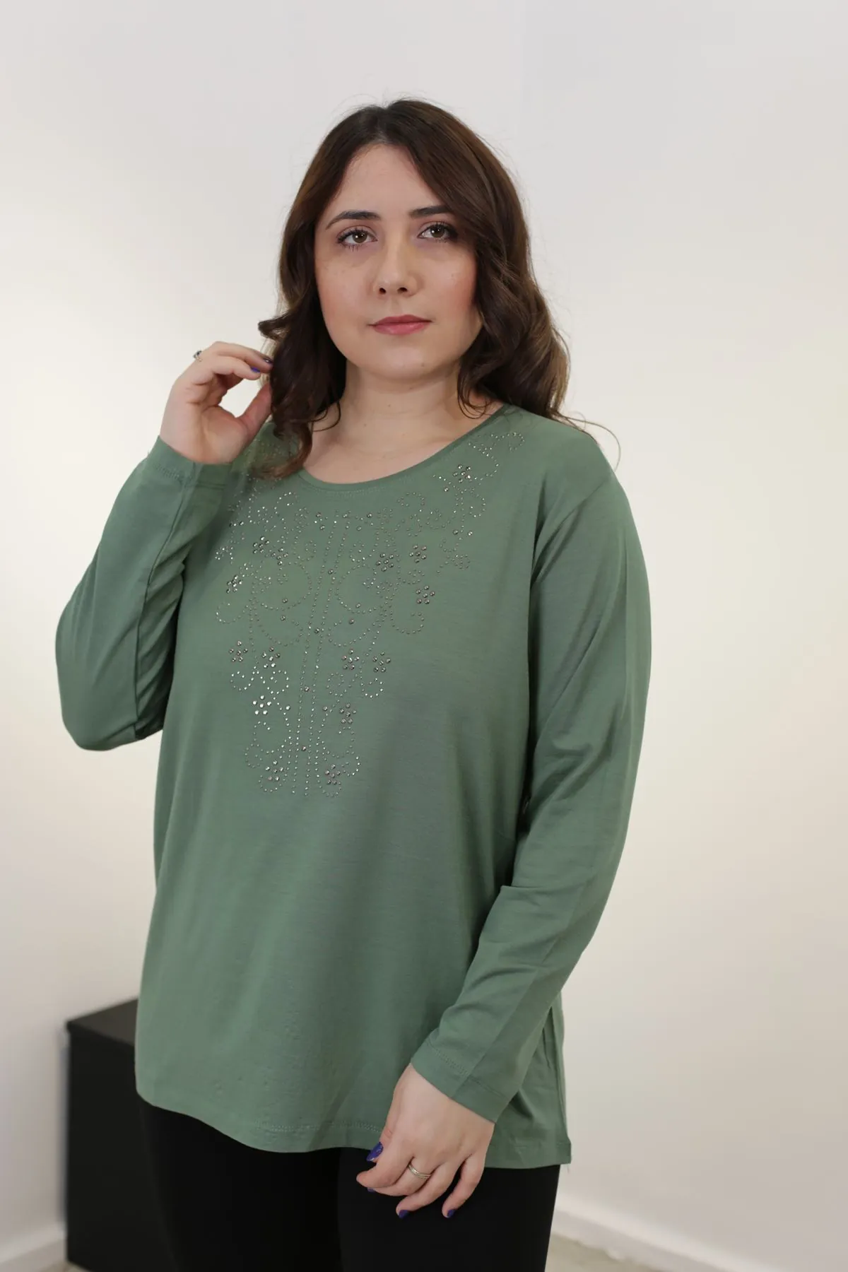 RENKTE ÖNÜ TAŞ İŞLEMELİ UZUN KOL HAKİ BLUZ
