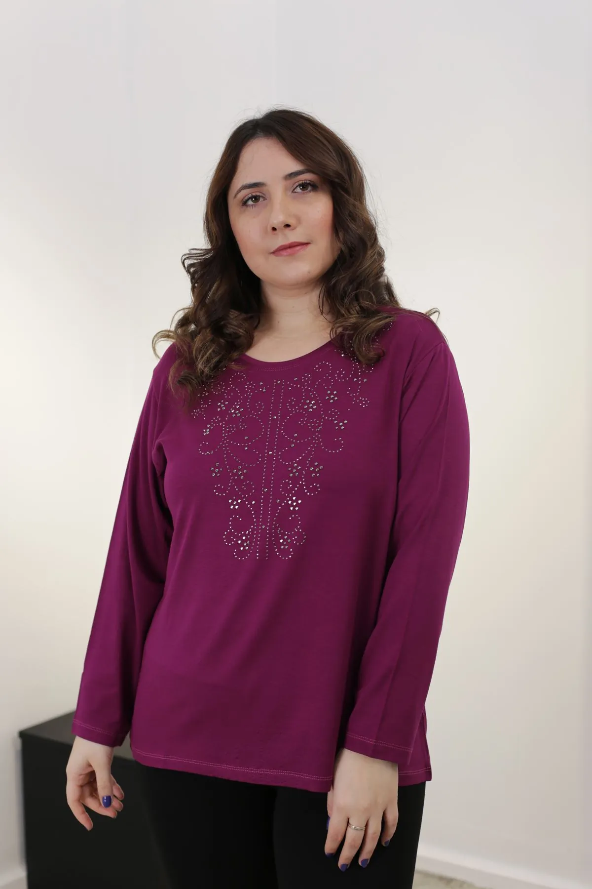 RENKTE ÖNÜ TAŞ İŞLEMELİ UZUN KOL MOR BLUZ