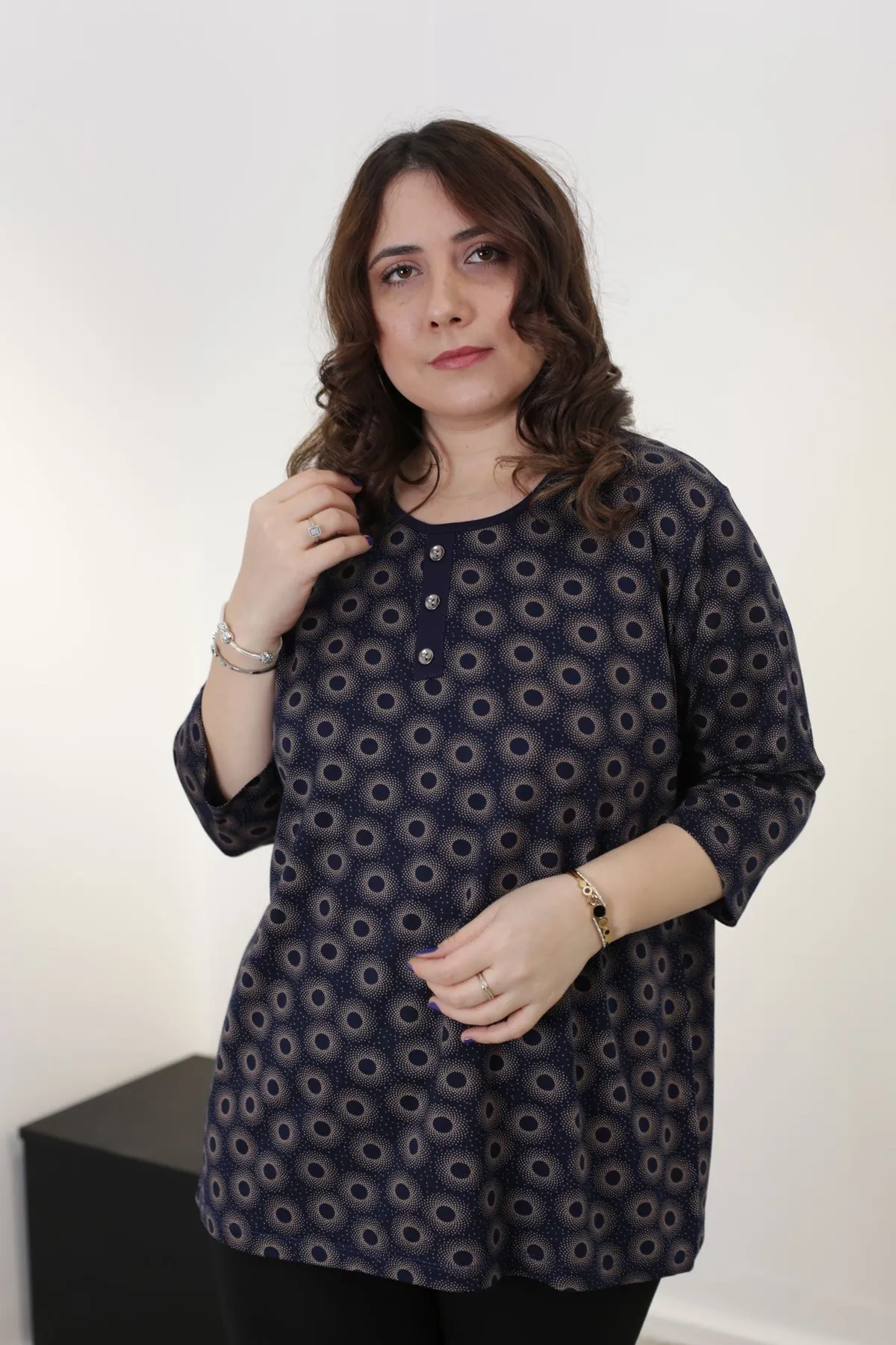 RENKTE DESENLİ KAPRİ KOL ESNEK PENYE BLUZ