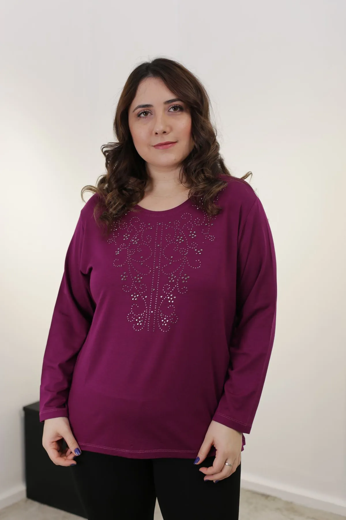 RENKTE ÖNÜ TAŞ İŞLEMELİ UZUN KOL MOR BLUZ