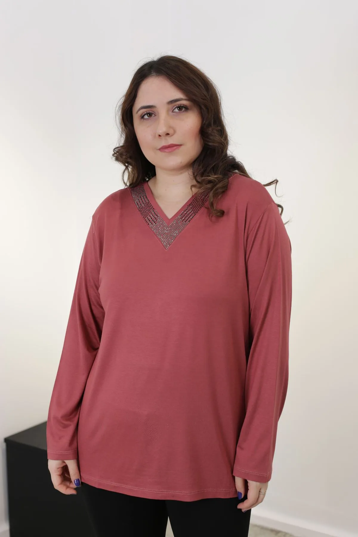 RENKTE V YAKA TAŞLI UZUN KOL ESNEK PUDRA BLUZ