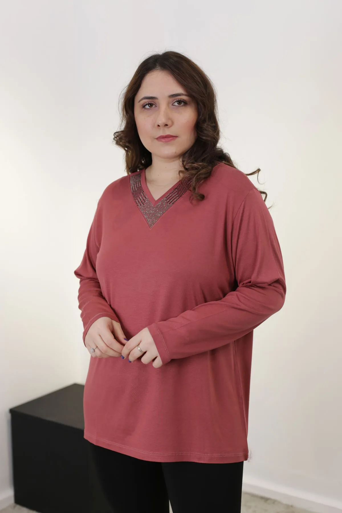 RENKTE V YAKA TAŞLI UZUN KOL ESNEK PUDRA BLUZ