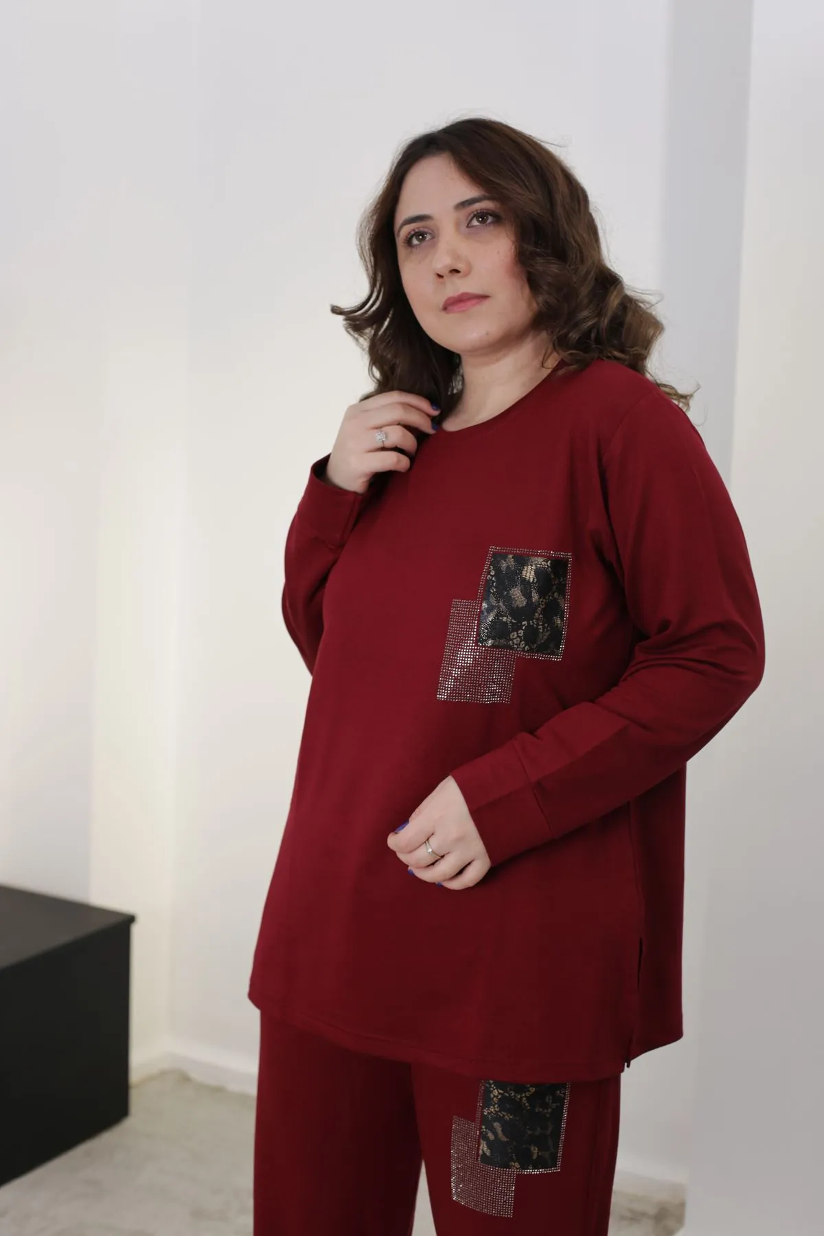 RENKTE ÖZEL SERİ KRİSTAL TAŞ İŞLEMELİ BORDO TAKIM