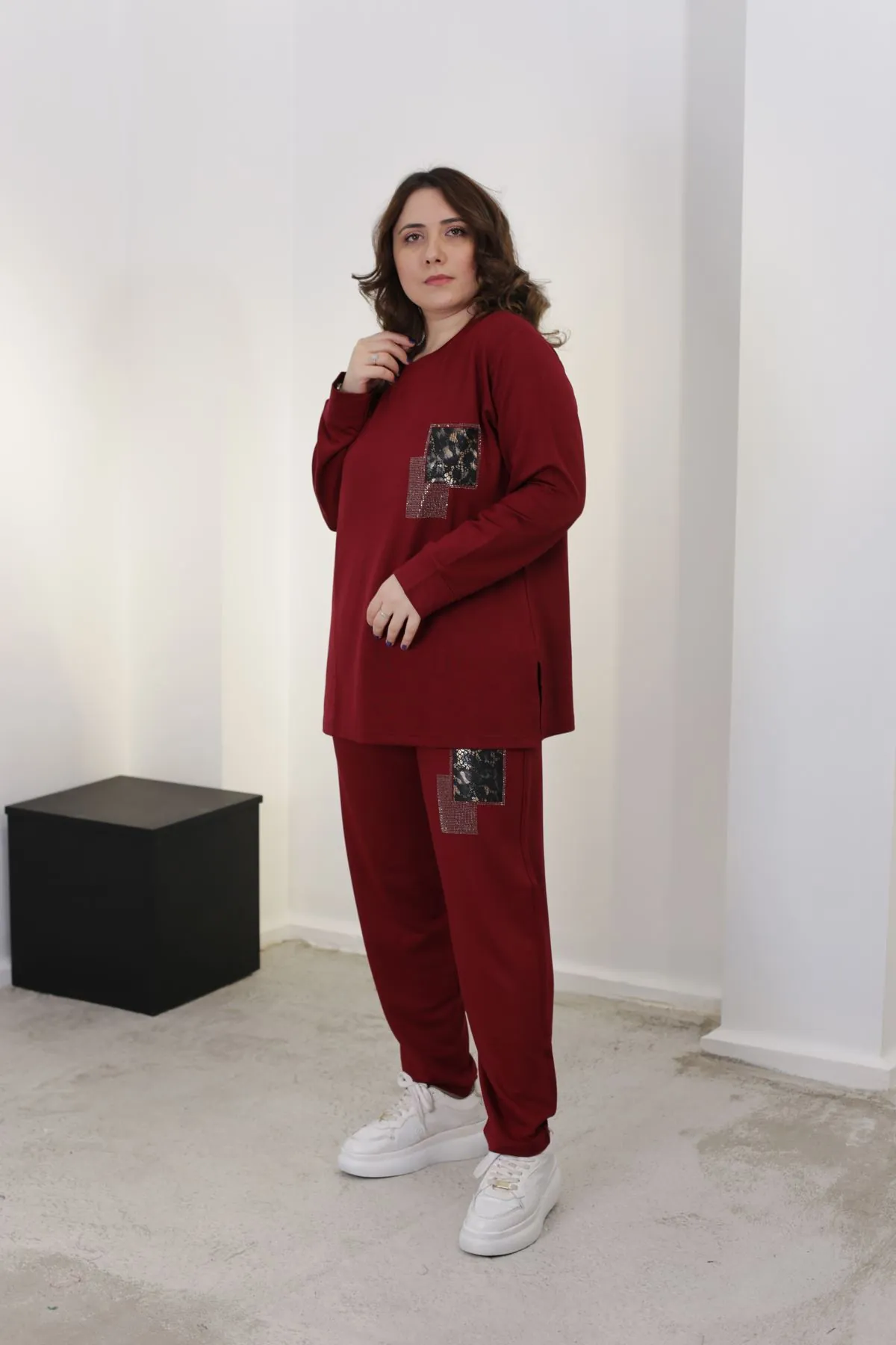 RENKTE ÖZEL SERİ KRİSTAL TAŞ İŞLEMELİ BORDO TAKIM