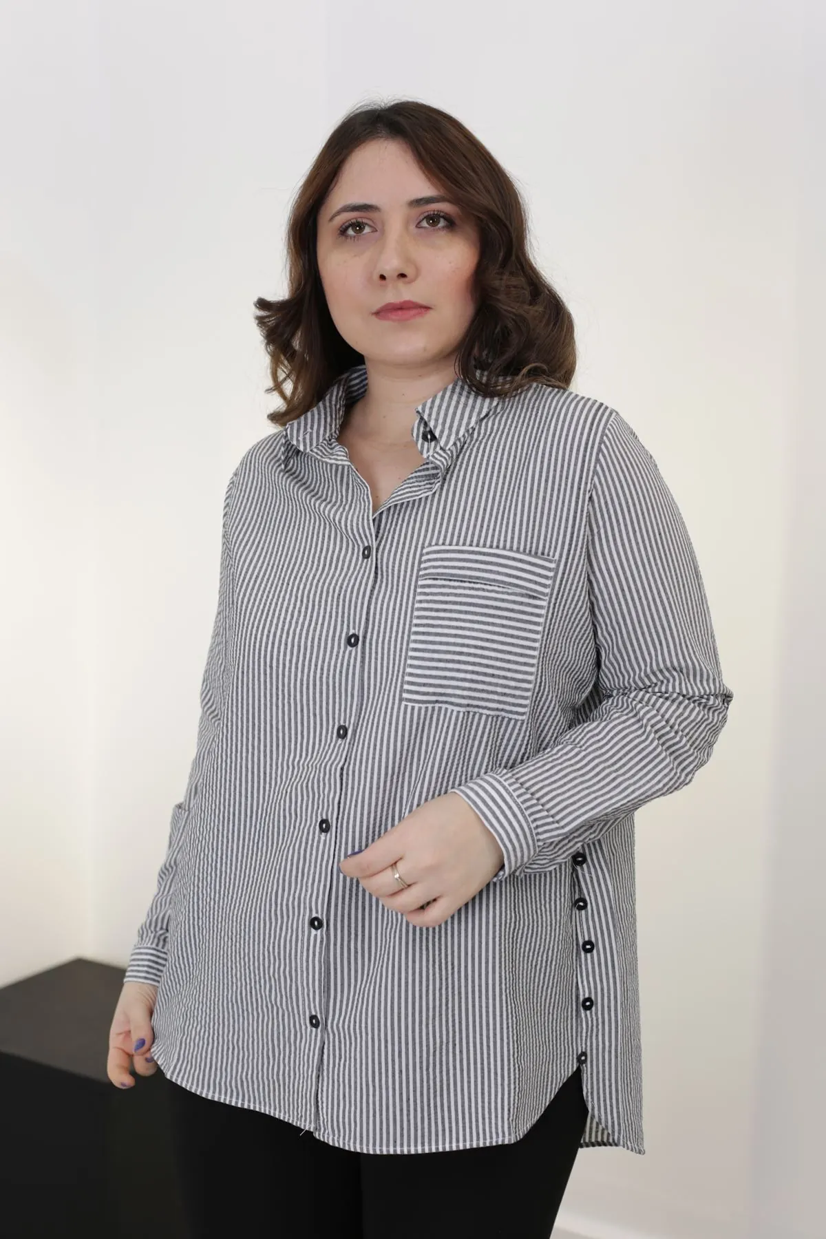 RENKTE SİYAH ÇİZGİLİ BÜYÜK BEDEN GÖMLEK