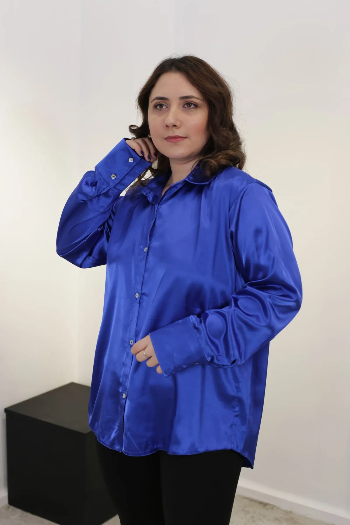 RENKTE BÜYÜK BEDEN DÖKÜMLÜ SATEN SAKS MAVİ GÖMLEK