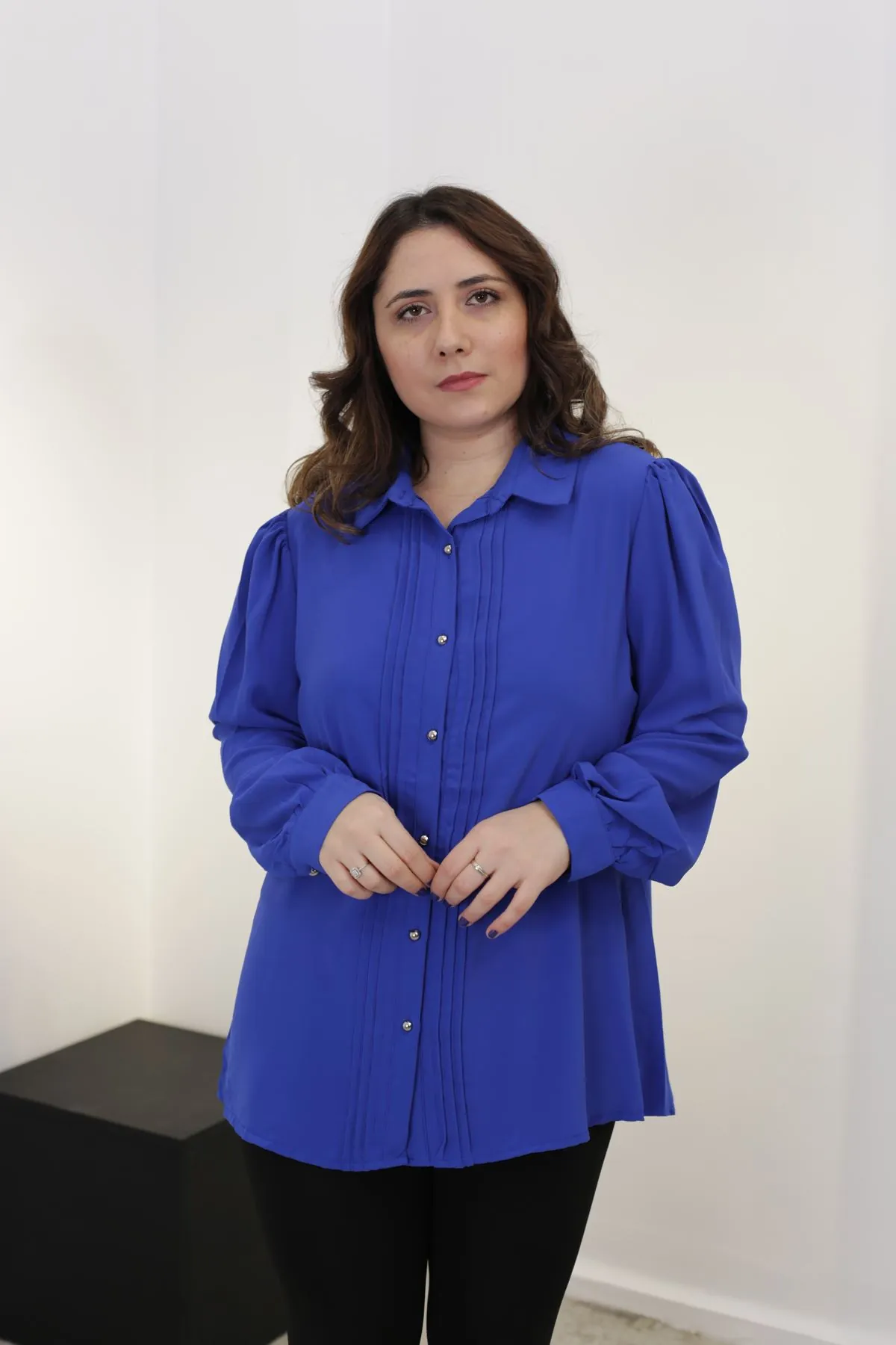 RENKTE BÜYÜK BEDEN NERVÜRLÜ JESİCA SAKS MAVİ GÖMLEK
