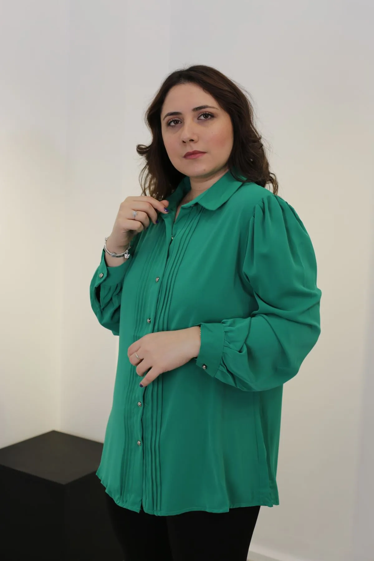 RENKTE BÜYÜK BEDEN NERVÜRLÜ JESİCA YEŞİL GÖMLEK