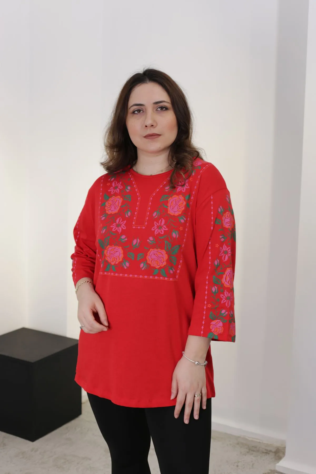 RENKTE BÜYÜK BEDEN OTANTİK KIRMIZI BLUZ