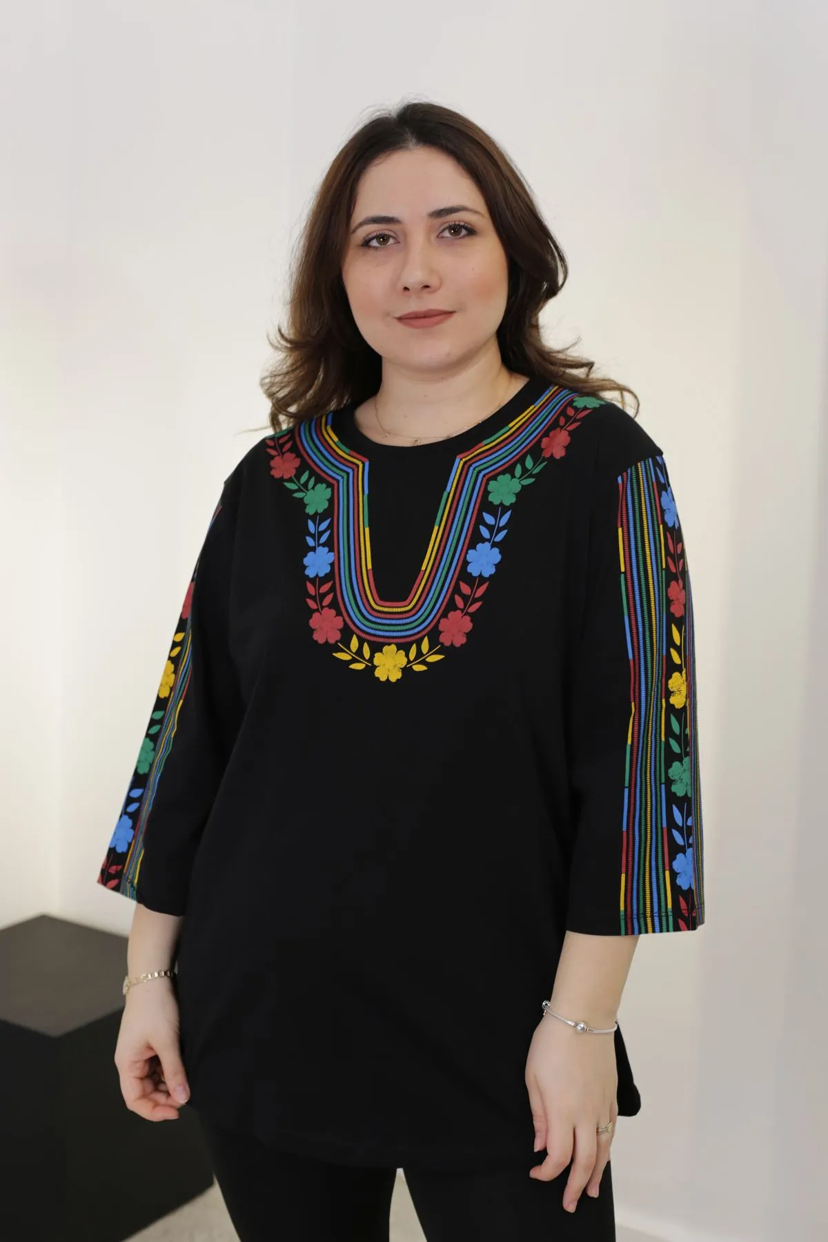 RENKTE BÜYÜK BEDEN OTANTİK SİYAH BLUZ
