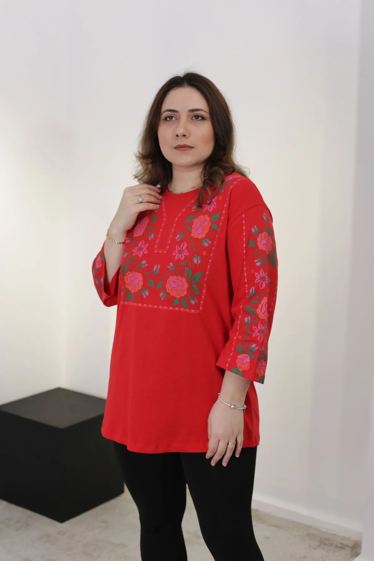 RENKTE BÜYÜK BEDEN OTANTİK KIRMIZI BLUZ