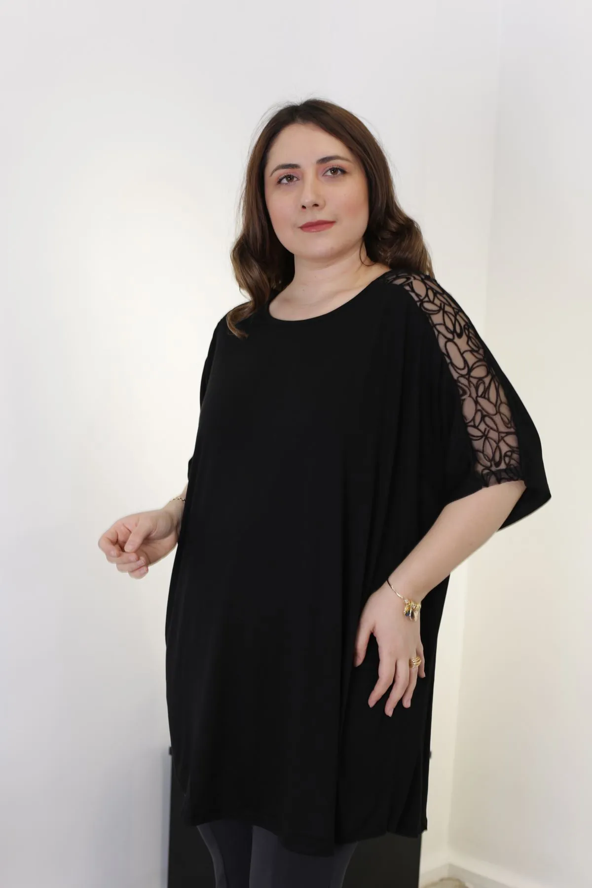 RENKTE BATTAL STANDART OMUZLARI TÜLLÜ SİYAH TUNİK & BLUZ
