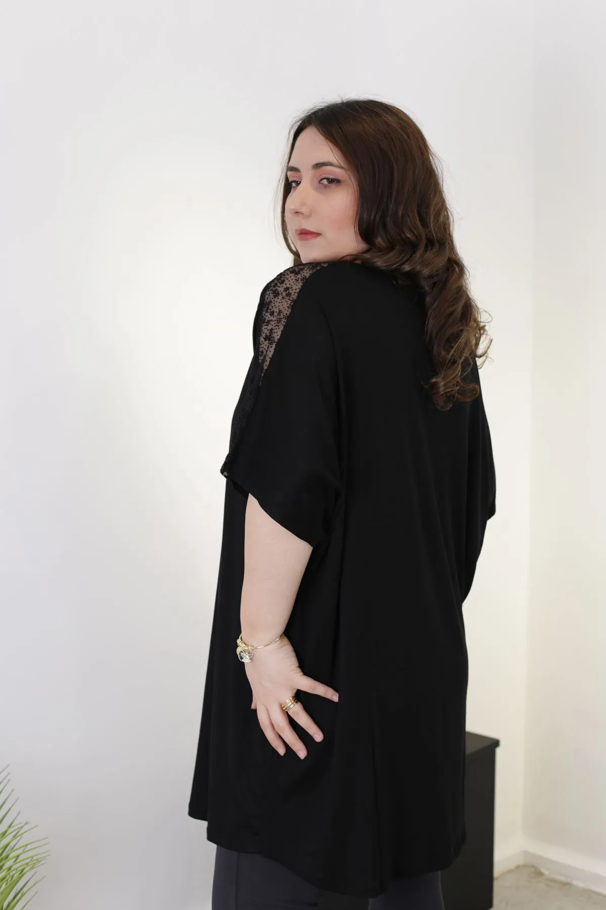 RENKTE BATTAL STANDART OMUZLARI TÜLLÜ SİYAH TUNİK & BLUZ