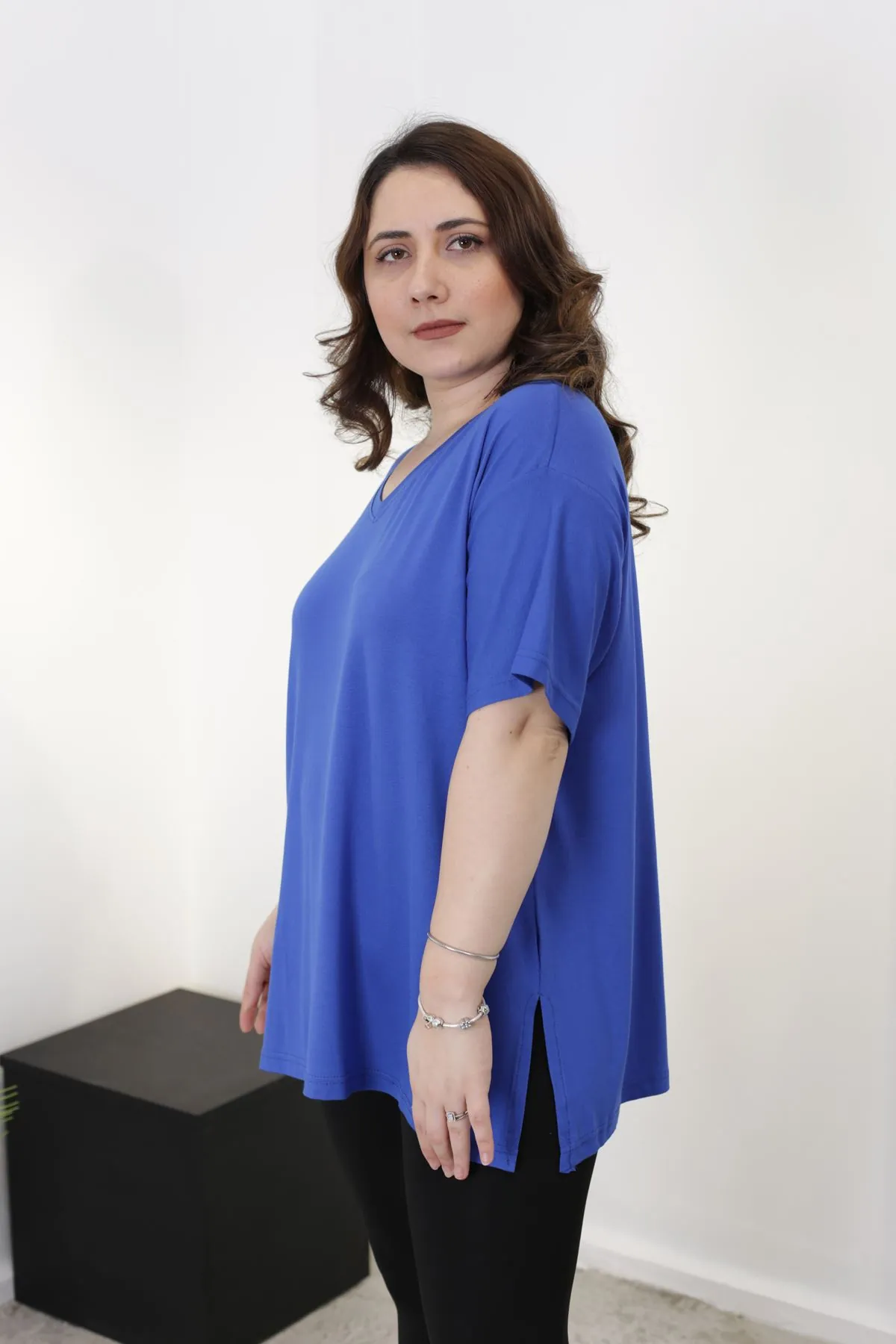 RENKTE BATTAL ÖZEL ÜRETİM V YAKA MAVİ TSHİRT
