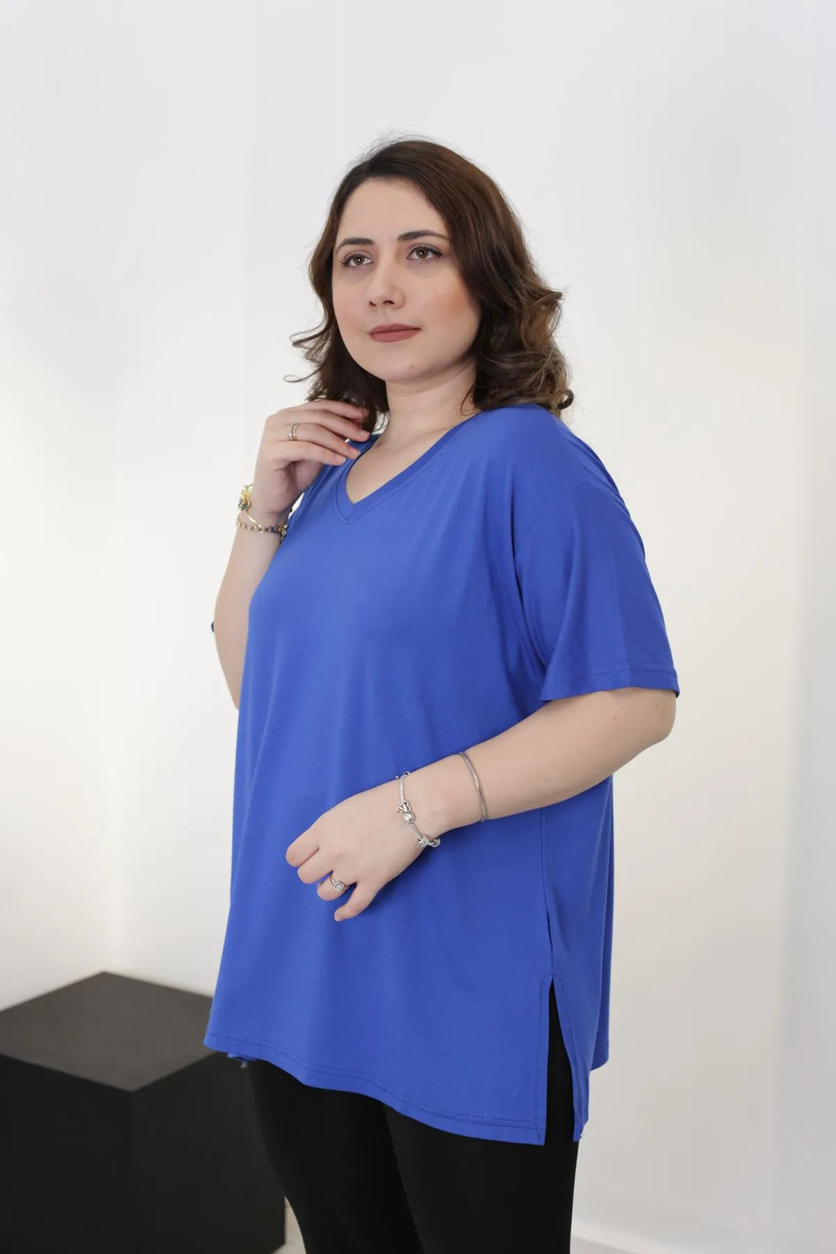 RENKTE BATTAL ÖZEL ÜRETİM V YAKA MAVİ TSHİRT
