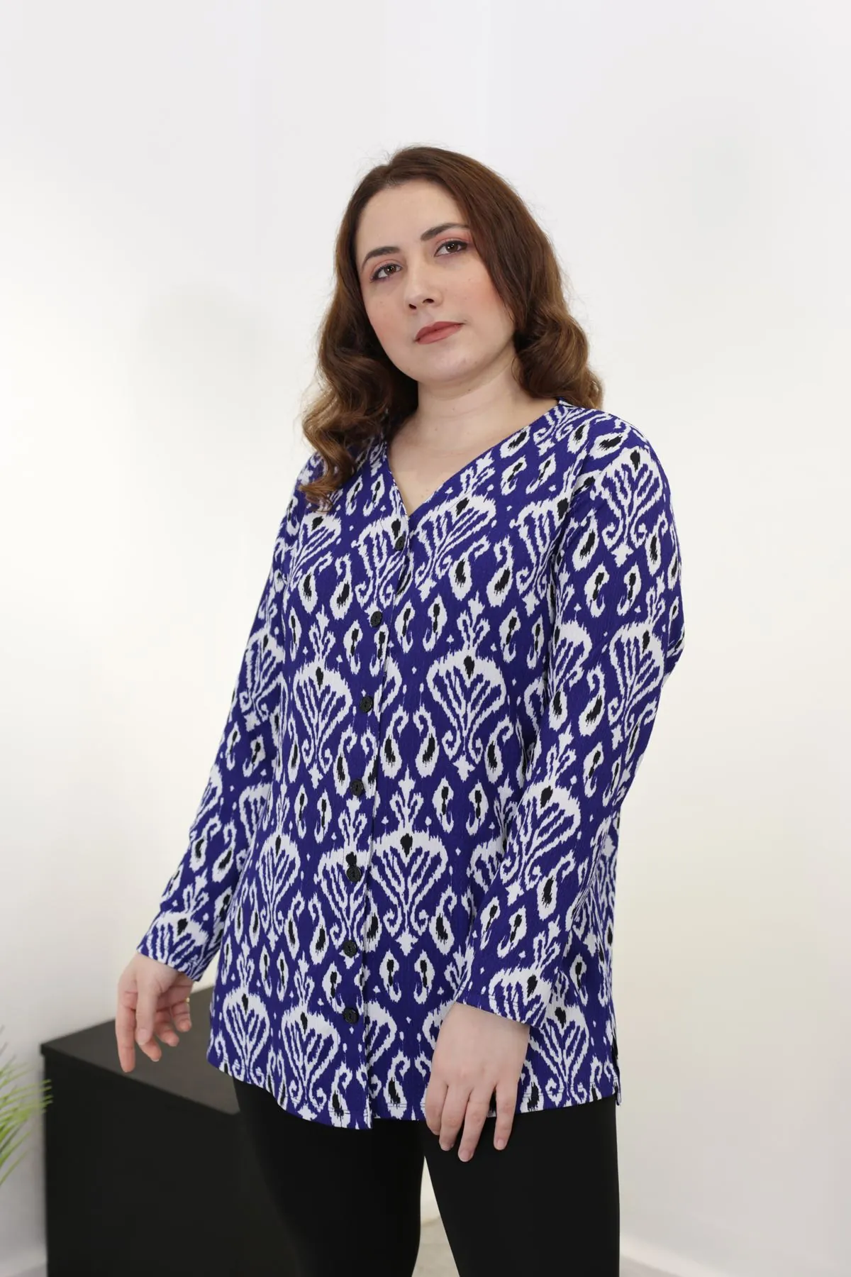 RENKTE BATTAL DESENLİ DÜĞMELİ BLUZ