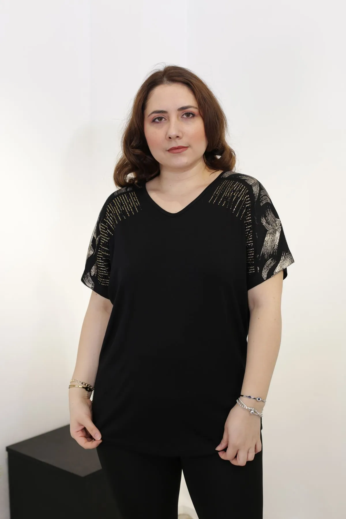 RENKTE BÜYÜK BEDEN OMUZLARI TÜL TAŞLI SİYAH BLUZ