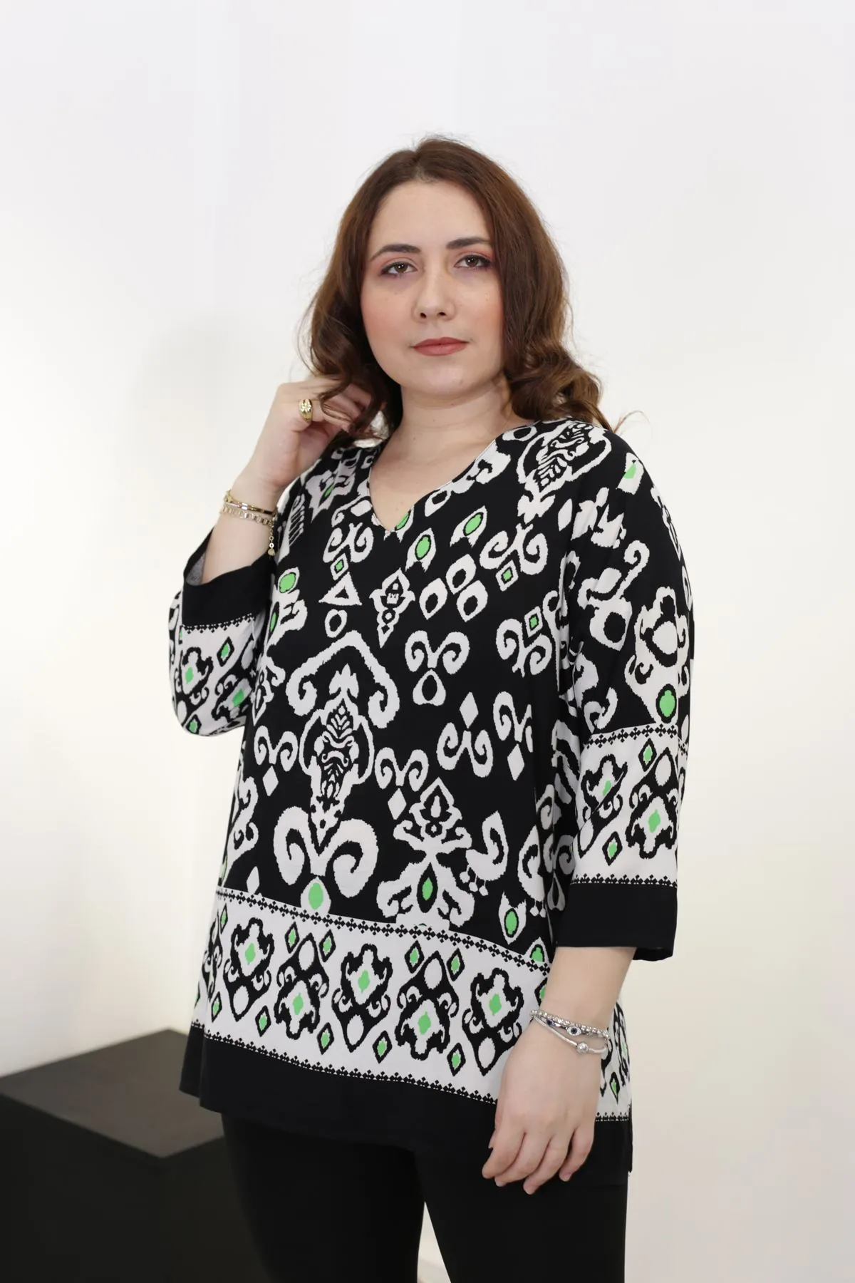 RENKTE BATTAL BEDEN V YAKA DESENLİ BLUZ