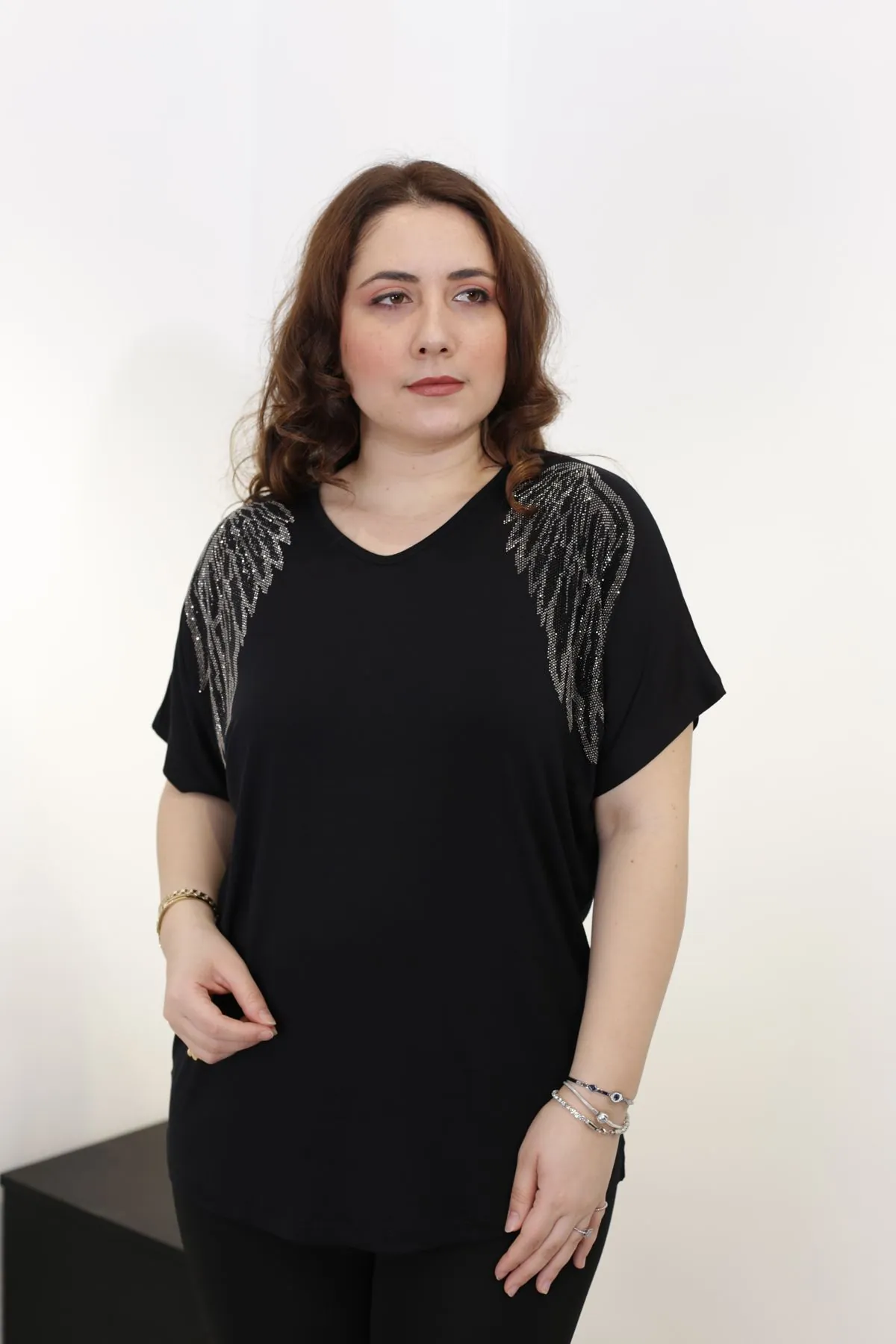RENKTE BÜYÜK BEDEN KANAT TAŞLI TASARIM SİYAH BLUZ