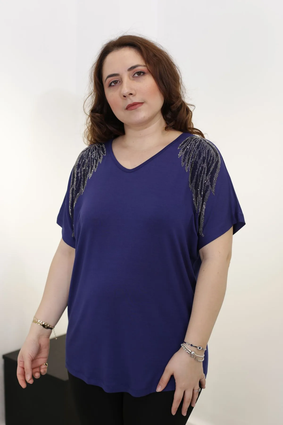 RENKTE BÜYÜK BEDEN KANAT TAŞLI TASARIM LACİVERT BLUZ