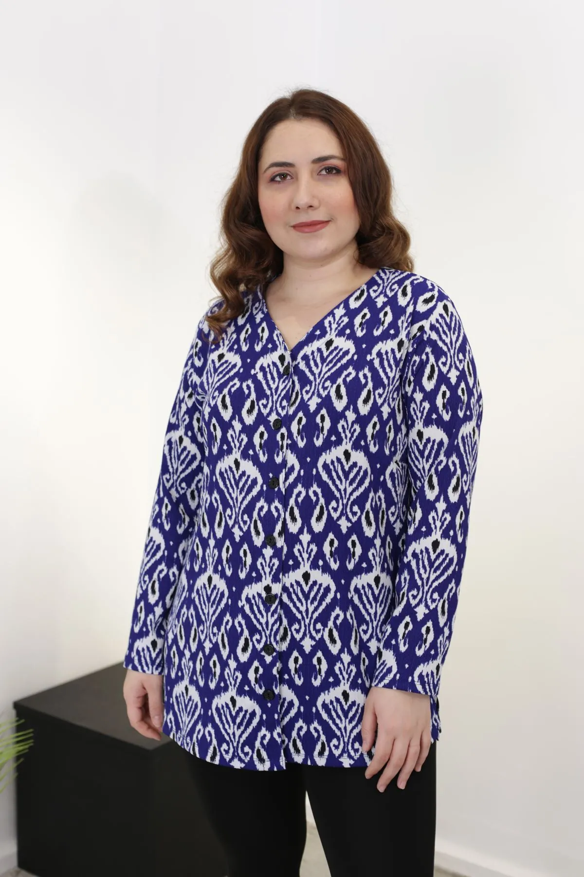 RENKTE BATTAL DESENLİ DÜĞMELİ BLUZ