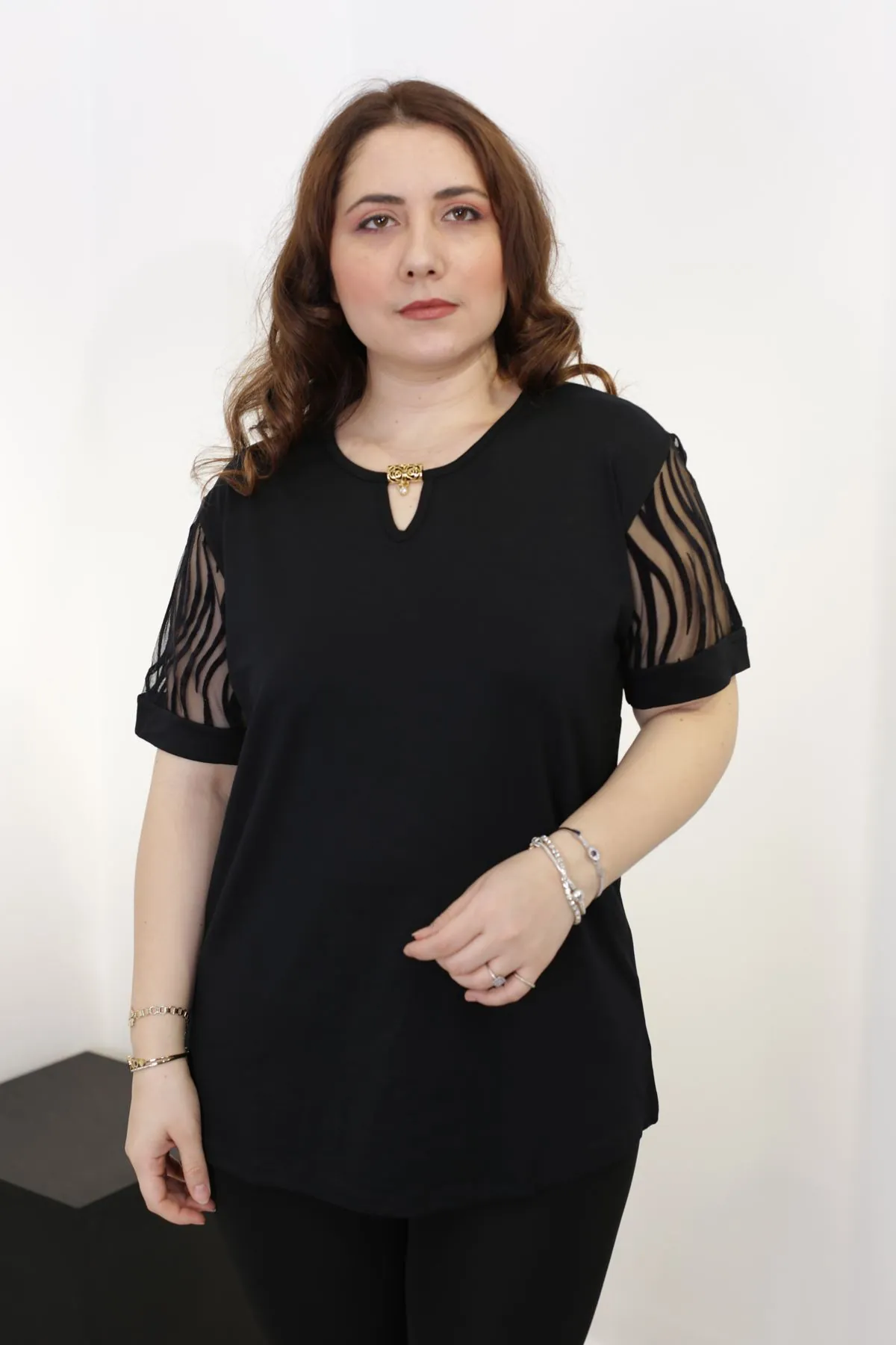 RENKTE BÜYÜK BEDEN BROŞLU KOLU TÜLLÜ SİYAH BLUZ