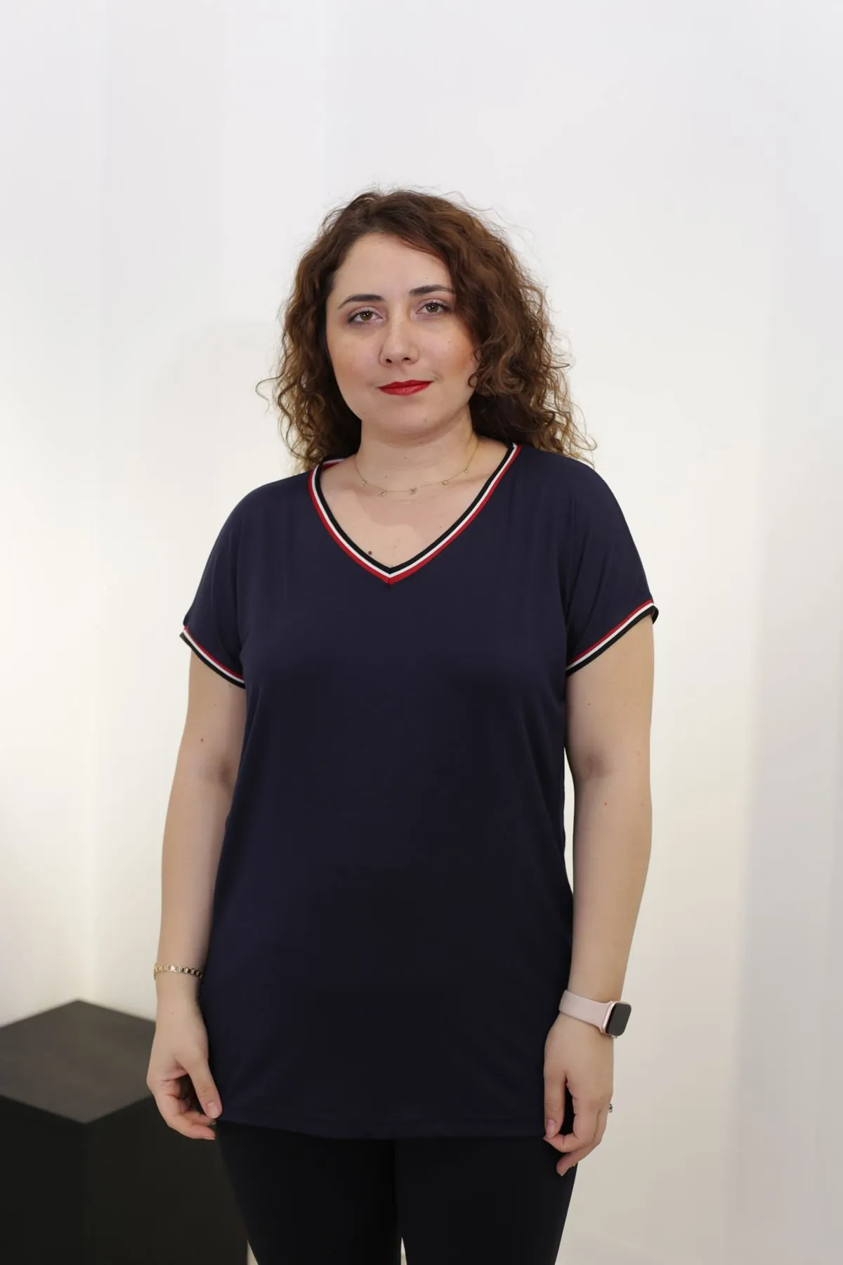 RENKTE ŞERİTLİ V YAKA LACİVERT BÜYÜK BEDEN BLUZ