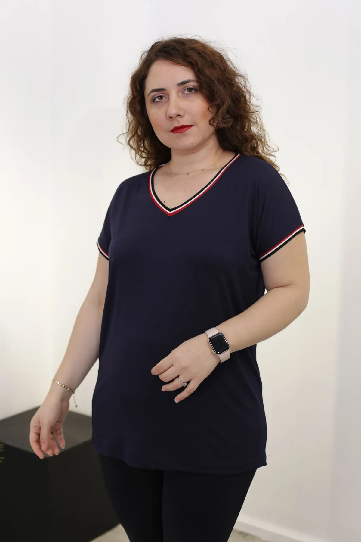RENKTE ŞERİTLİ V YAKA LACİVERT BÜYÜK BEDEN BLUZ