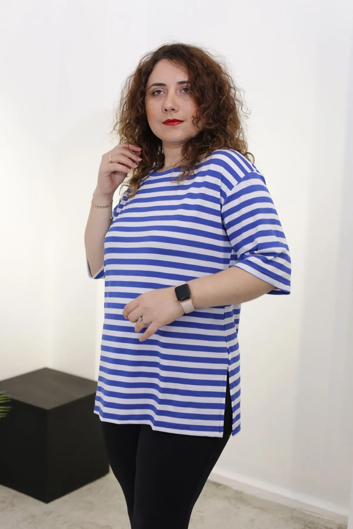 RENKTE GENİŞ KESİM MAVİ ÇİZGİLİ BASİC TSHİRT